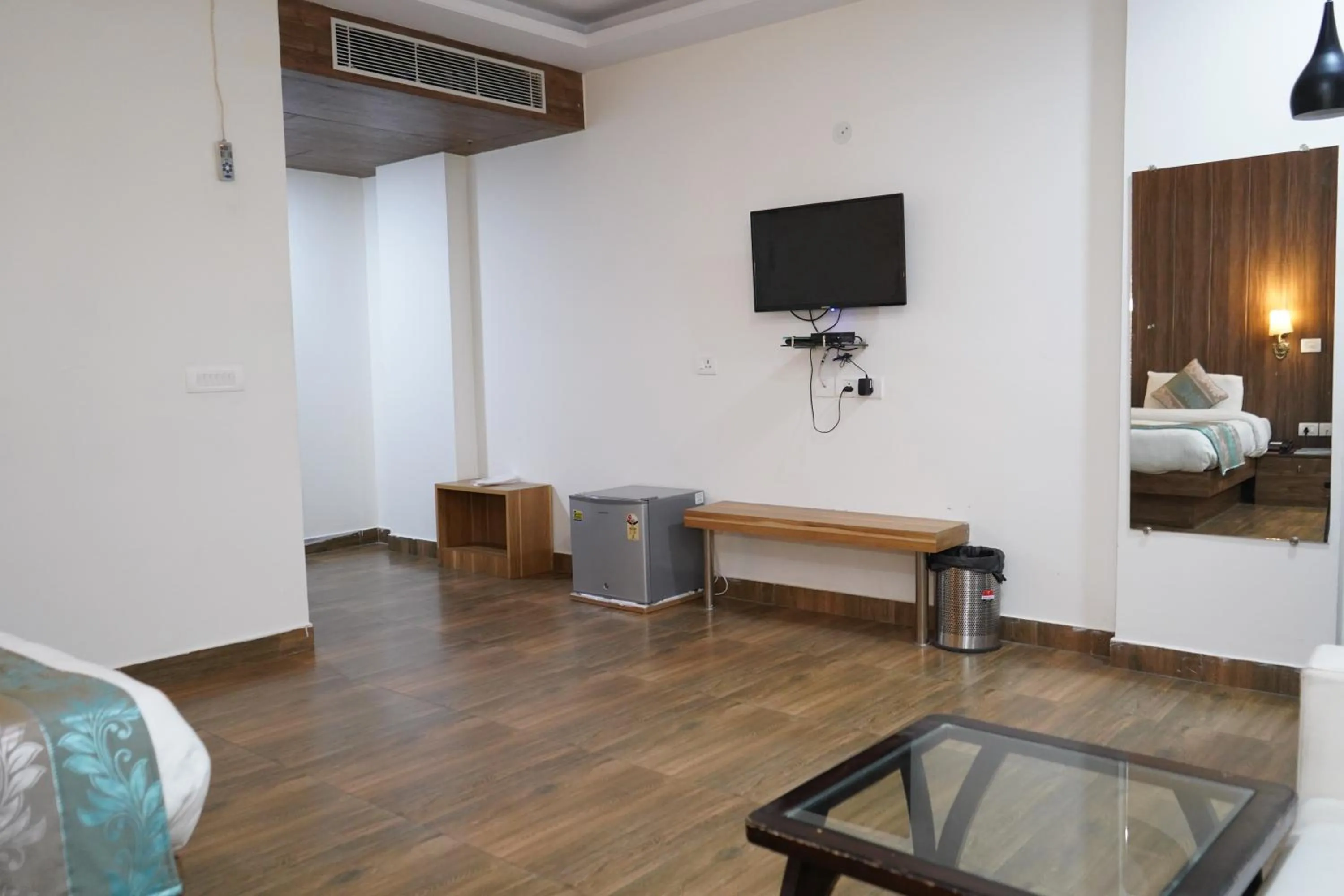 TV and multimedia in The Dwelling Paradise