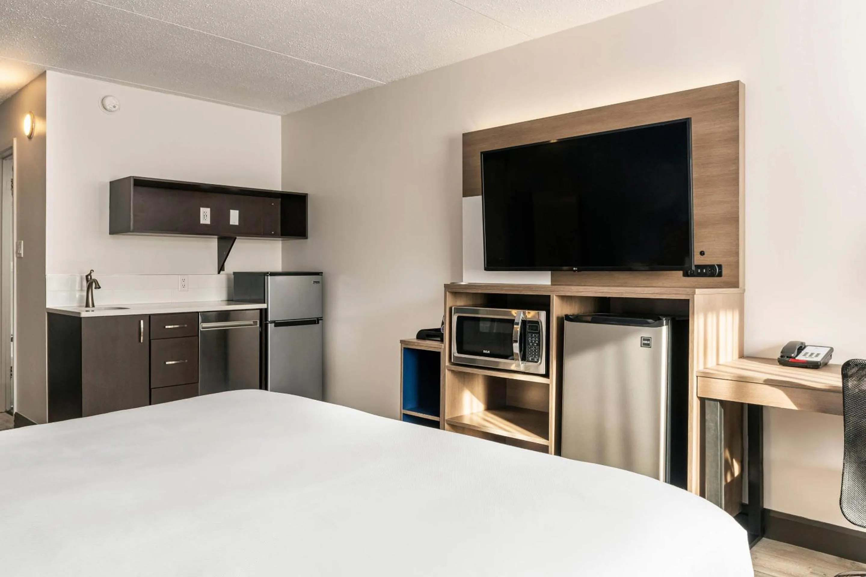 Bedroom, Bed in Comfort Suites Kingston Central