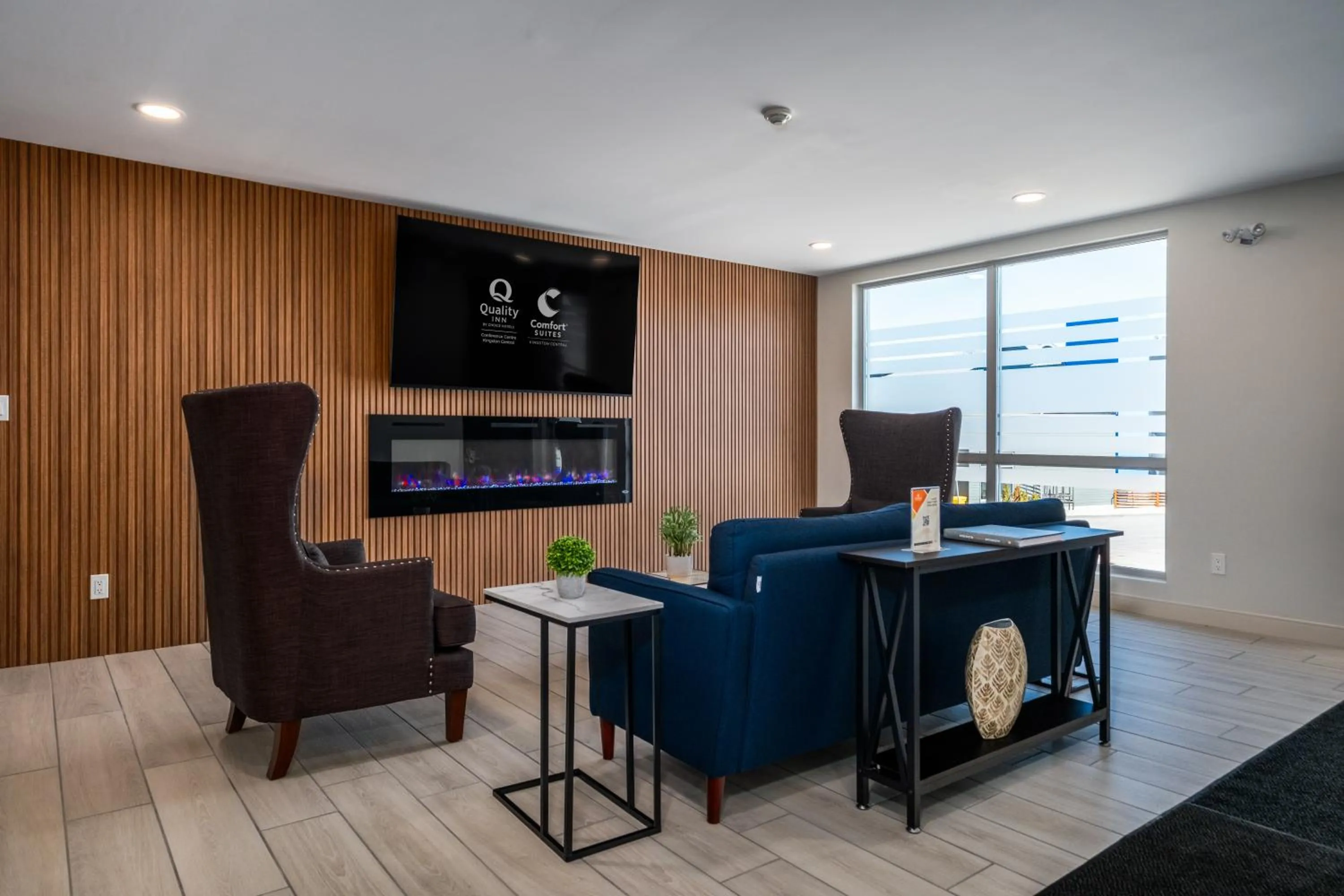 Lobby or reception in Comfort Suites Kingston Central