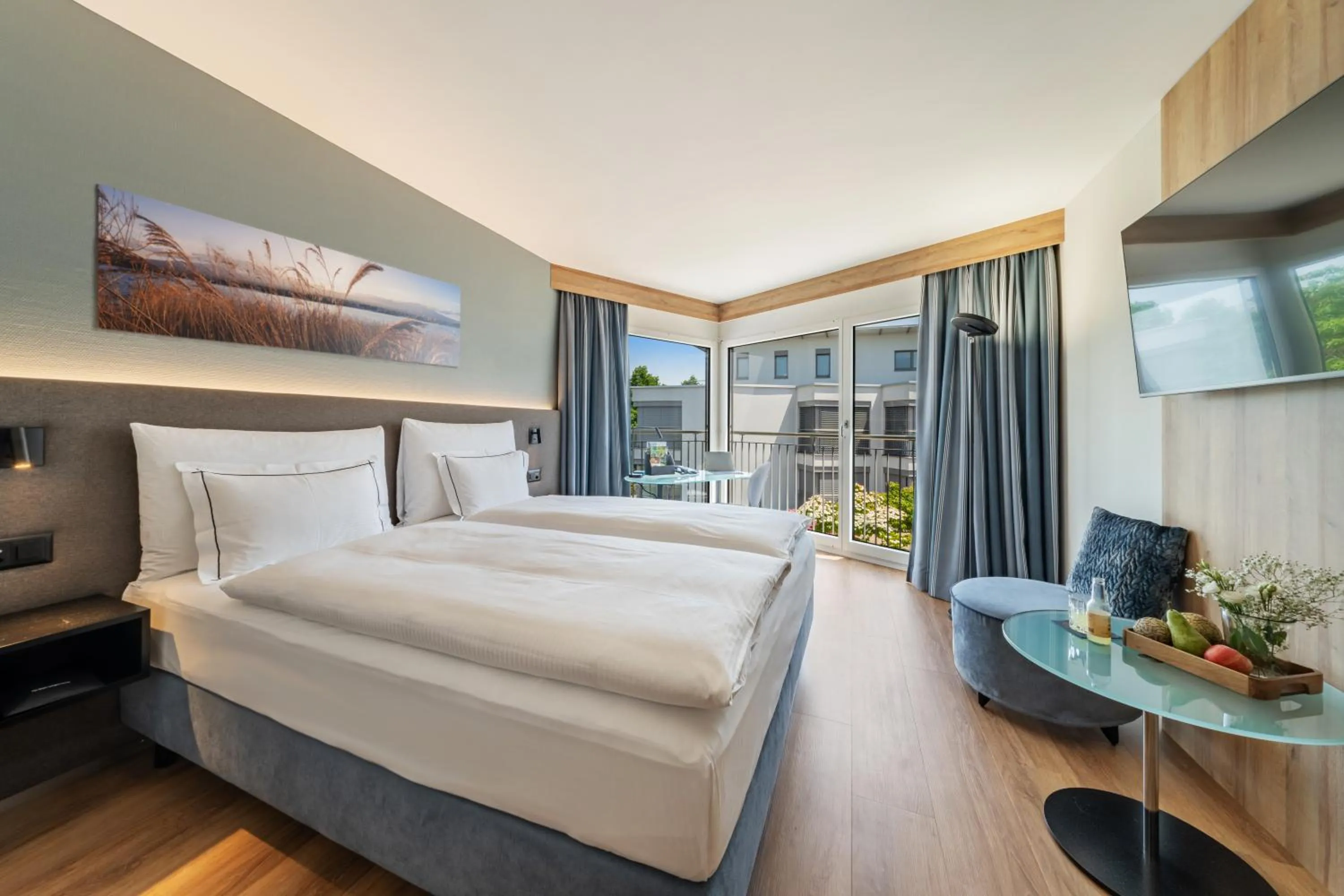 Photo of the whole room, Bed in Seedamm Plaza