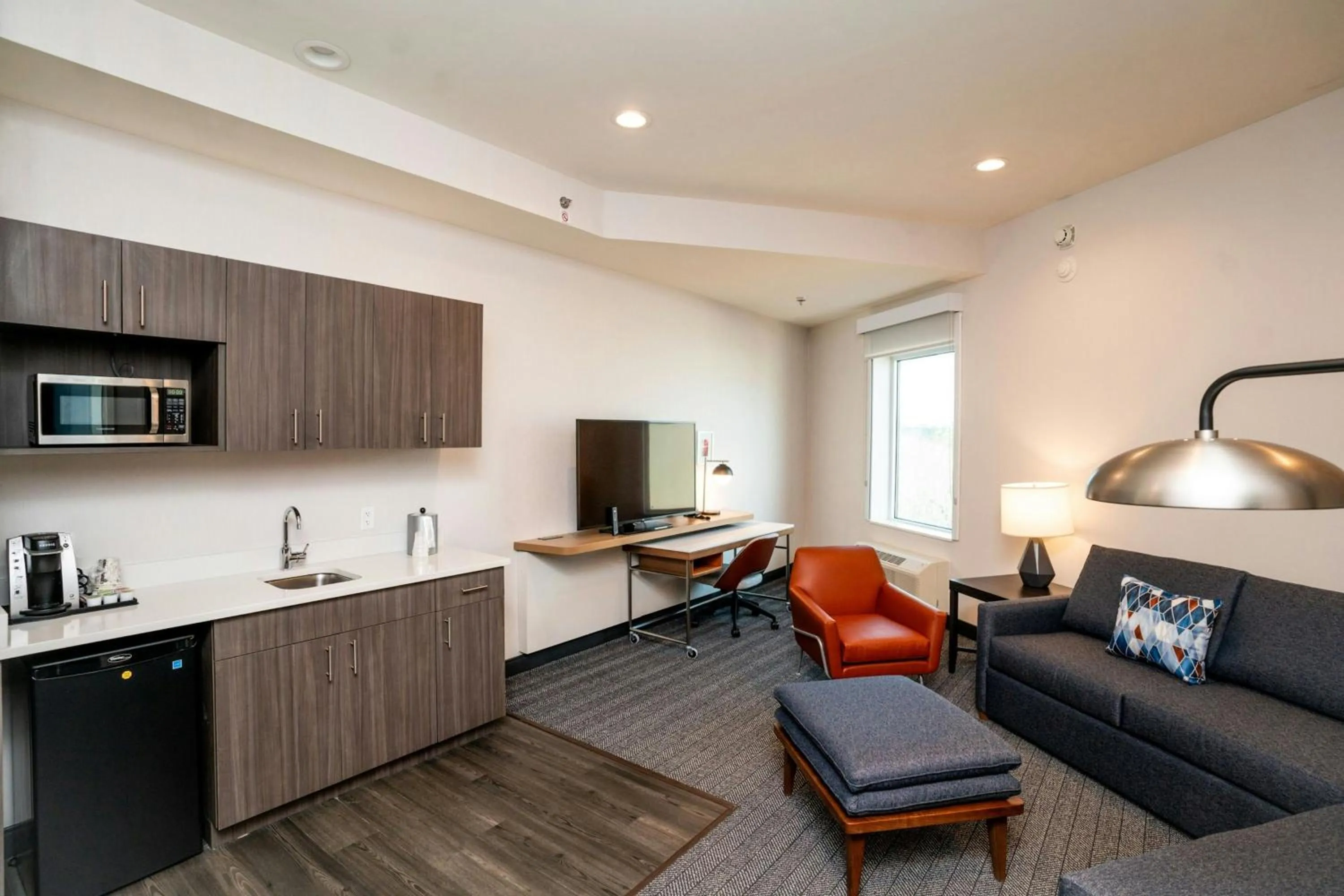 Kitchen or kitchenette in Holiday Inn & Suites Atlanta Perimeter Dunwoody, an IHG Hotel