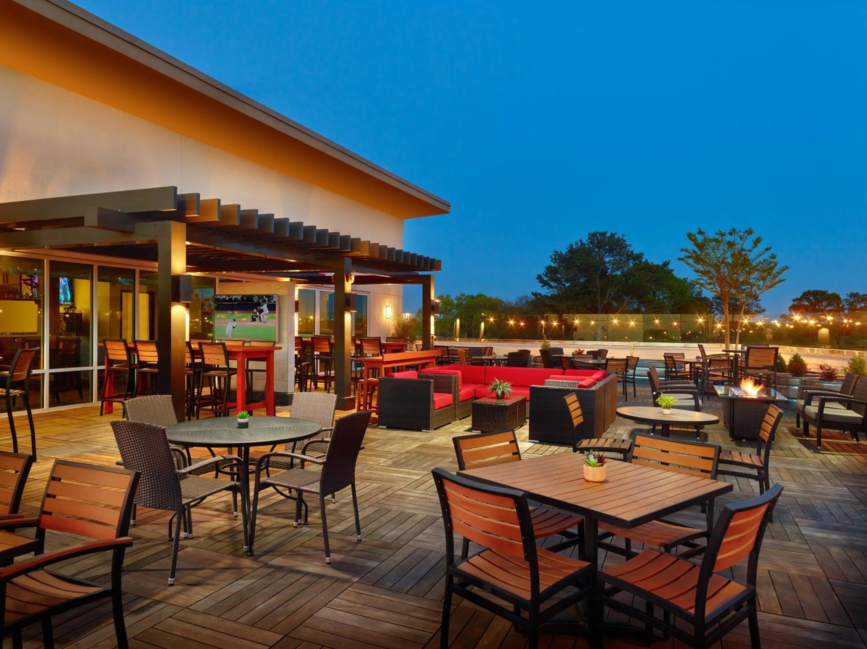 Patio in Courtyard by Marriott Atlanta Dunwoody