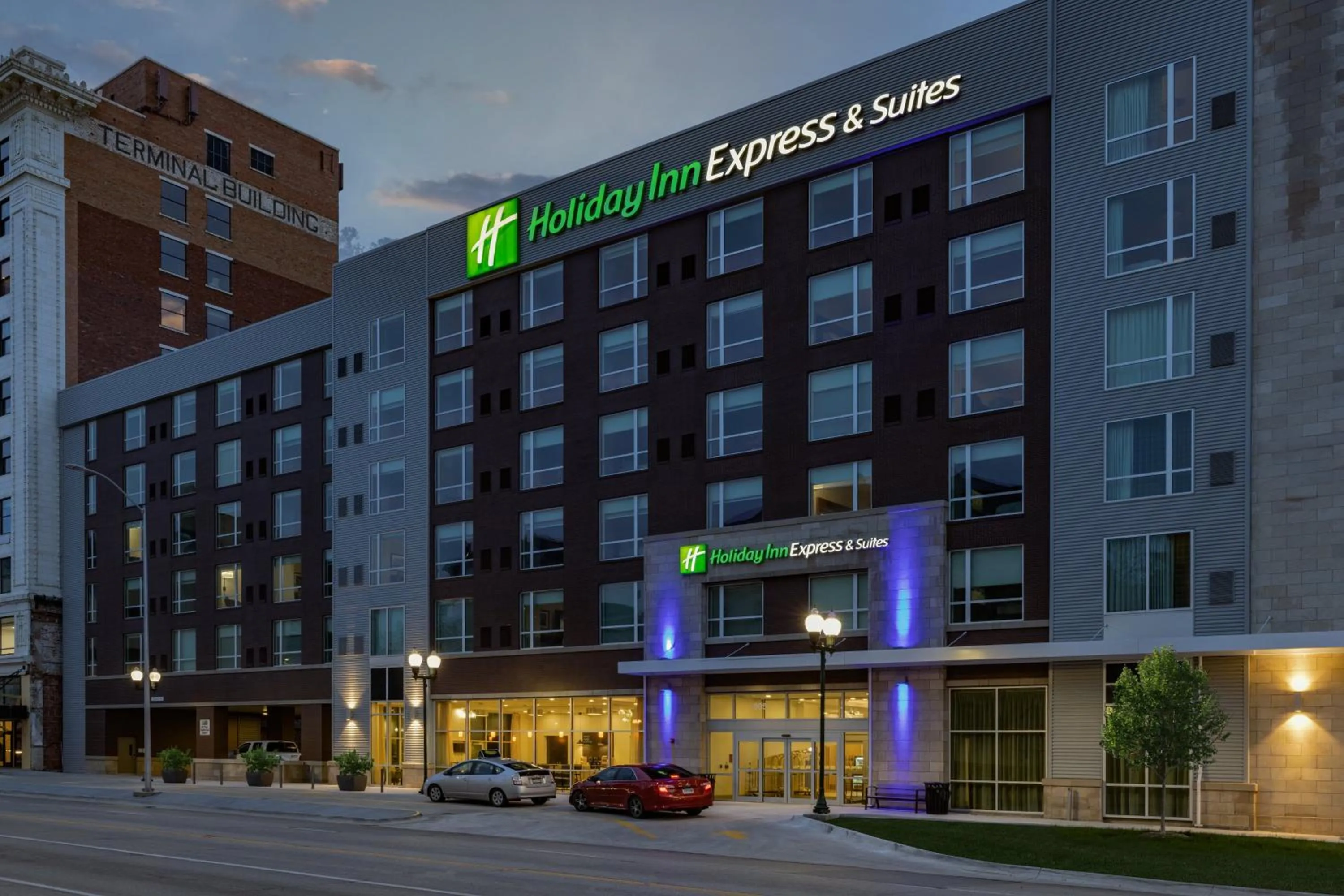Property building in Holiday Inn Express & Suites - Lincoln Downtown by IHG
