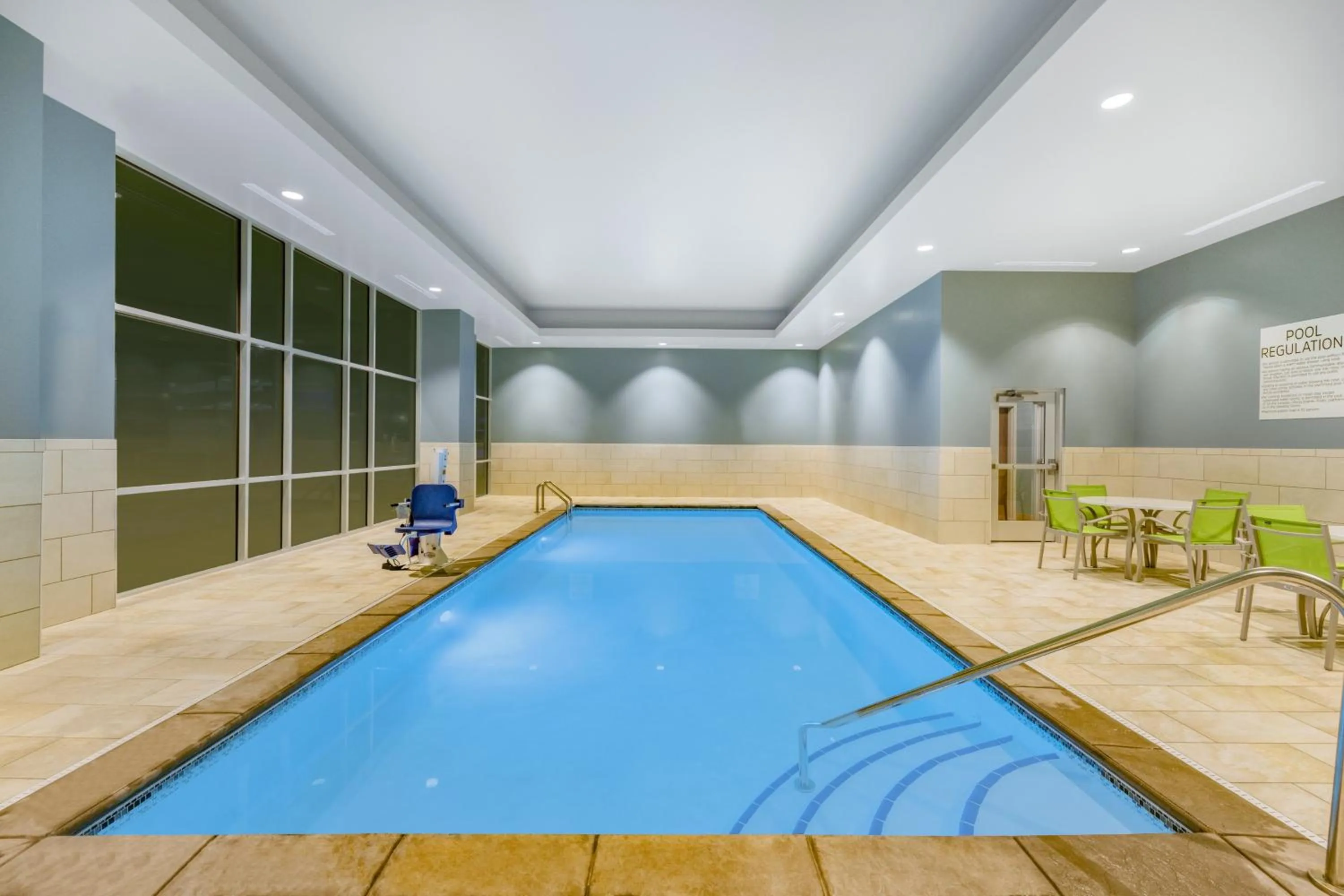 Swimming pool in Holiday Inn Express & Suites - Lincoln Downtown by IHG