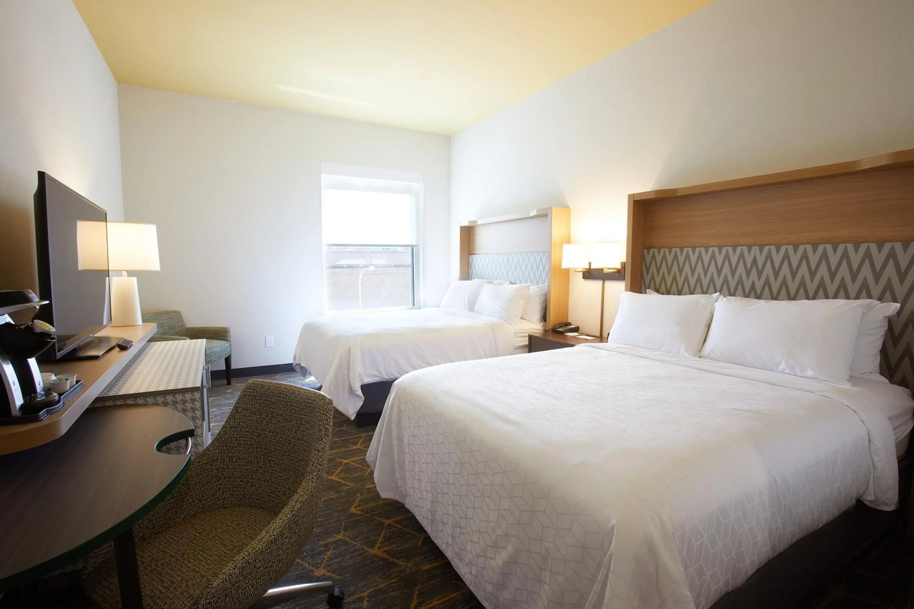 Photo of the whole room, Bed in Holiday Inn Louisville Downtown by IHG
