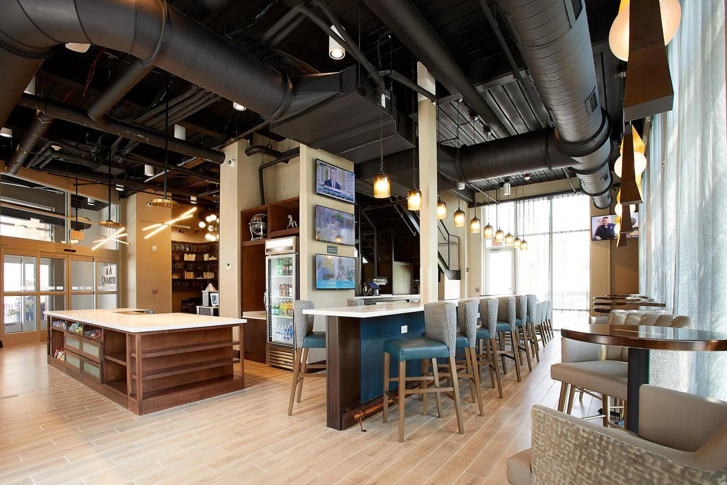 Lounge or bar in Holiday Inn Louisville Downtown by IHG