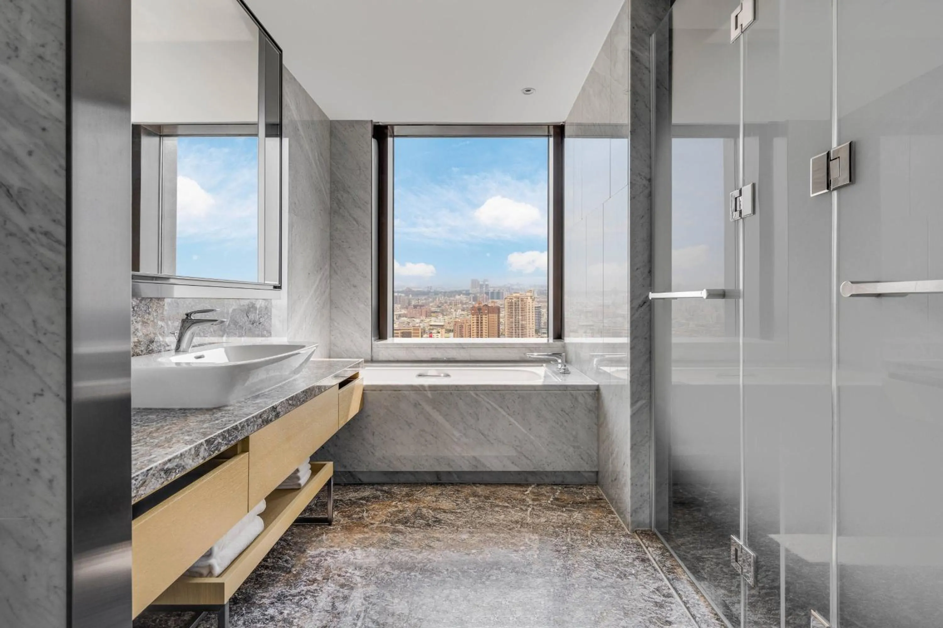 Bathroom, Bed in Kaohsiung Marriott Hotel