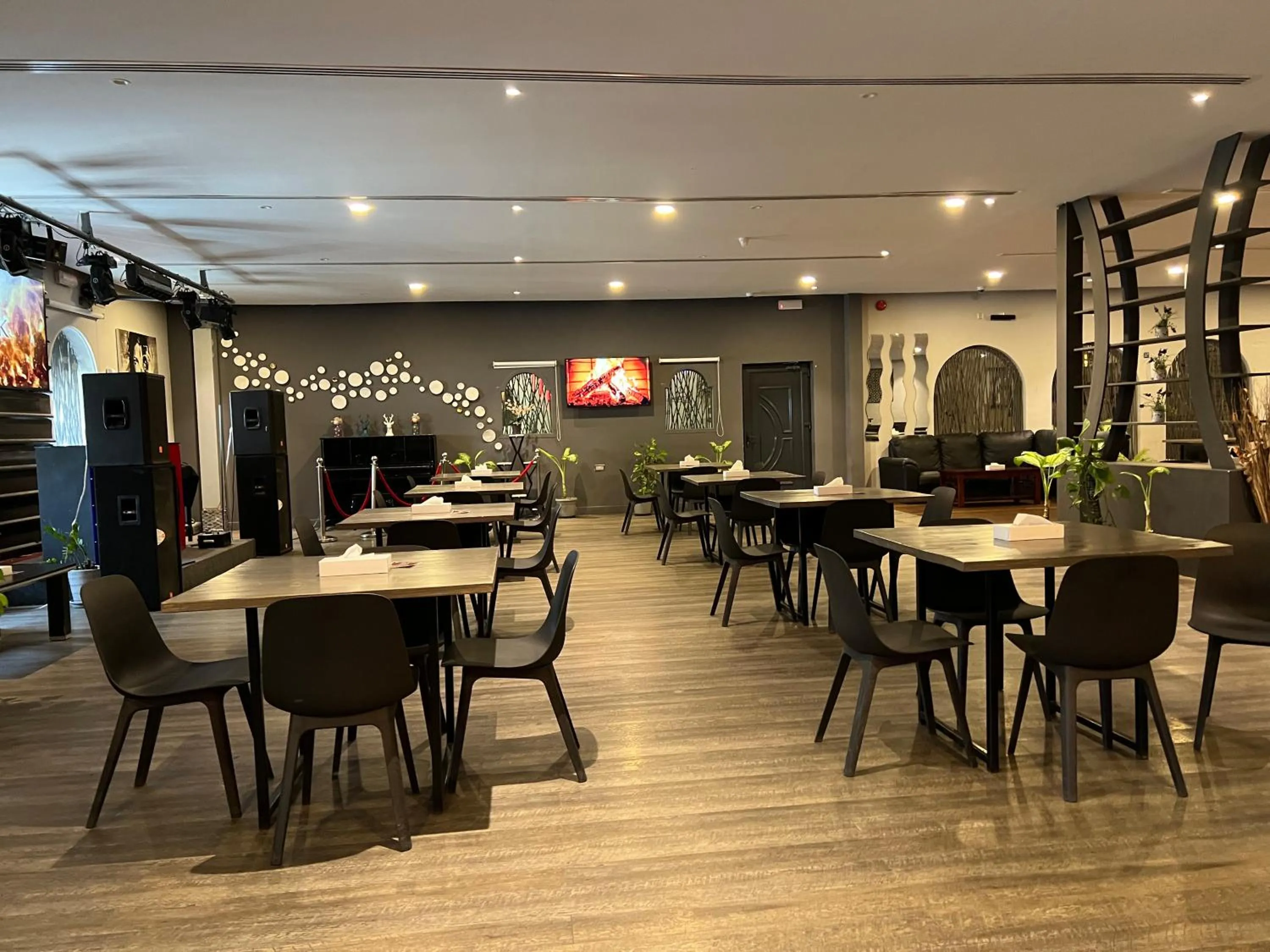 Restaurant/places to eat in Mutrah Hotel