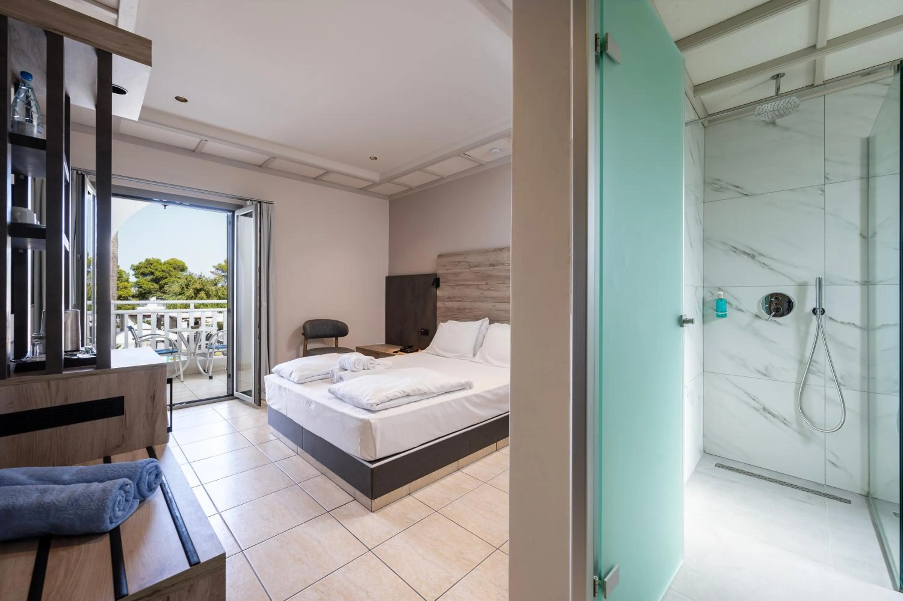 Bathroom, Bed in Palladium hotel