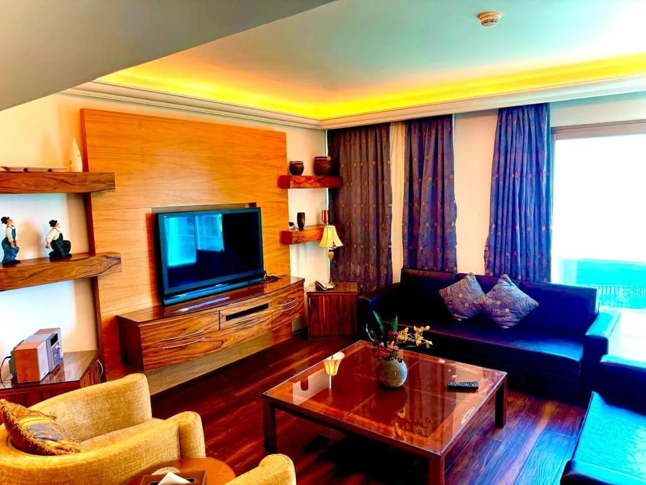 Living room in King Suites Hotel
