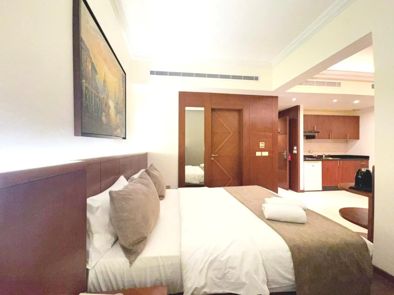Bedroom, Bed in King Suites Hotel