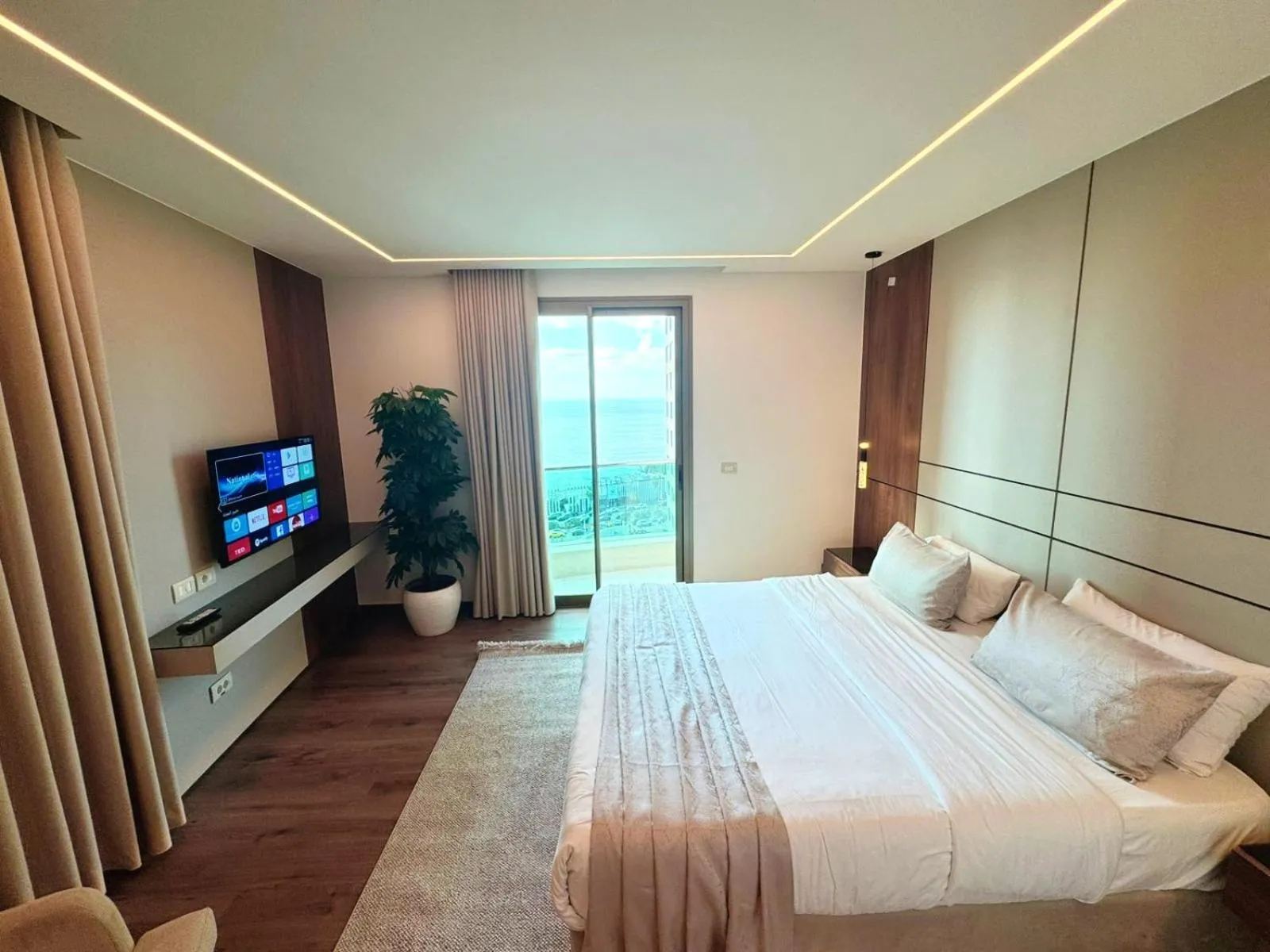 View (from property/room), Bed in King Suites Hotel