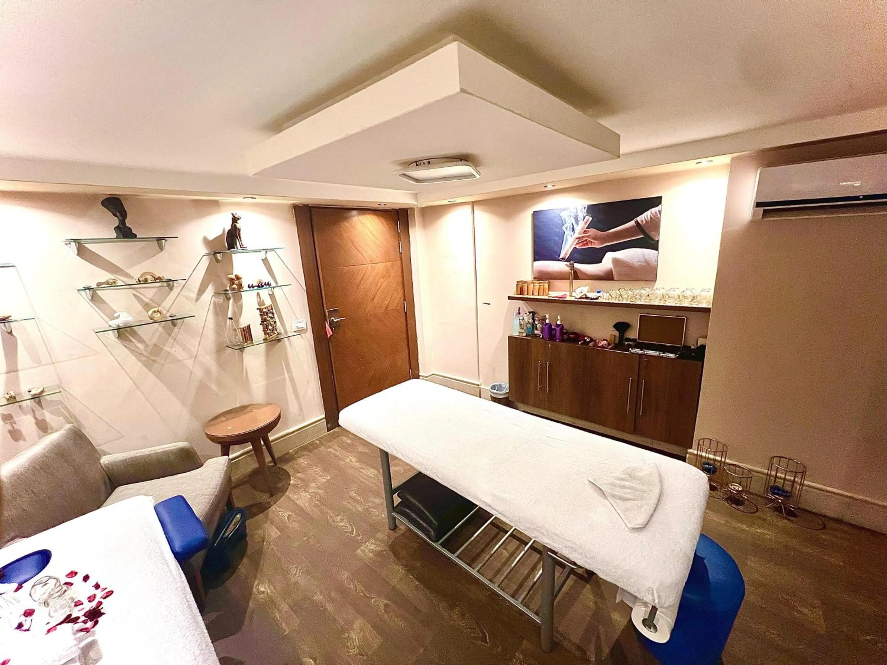 Massage, Bed in King Suites Hotel