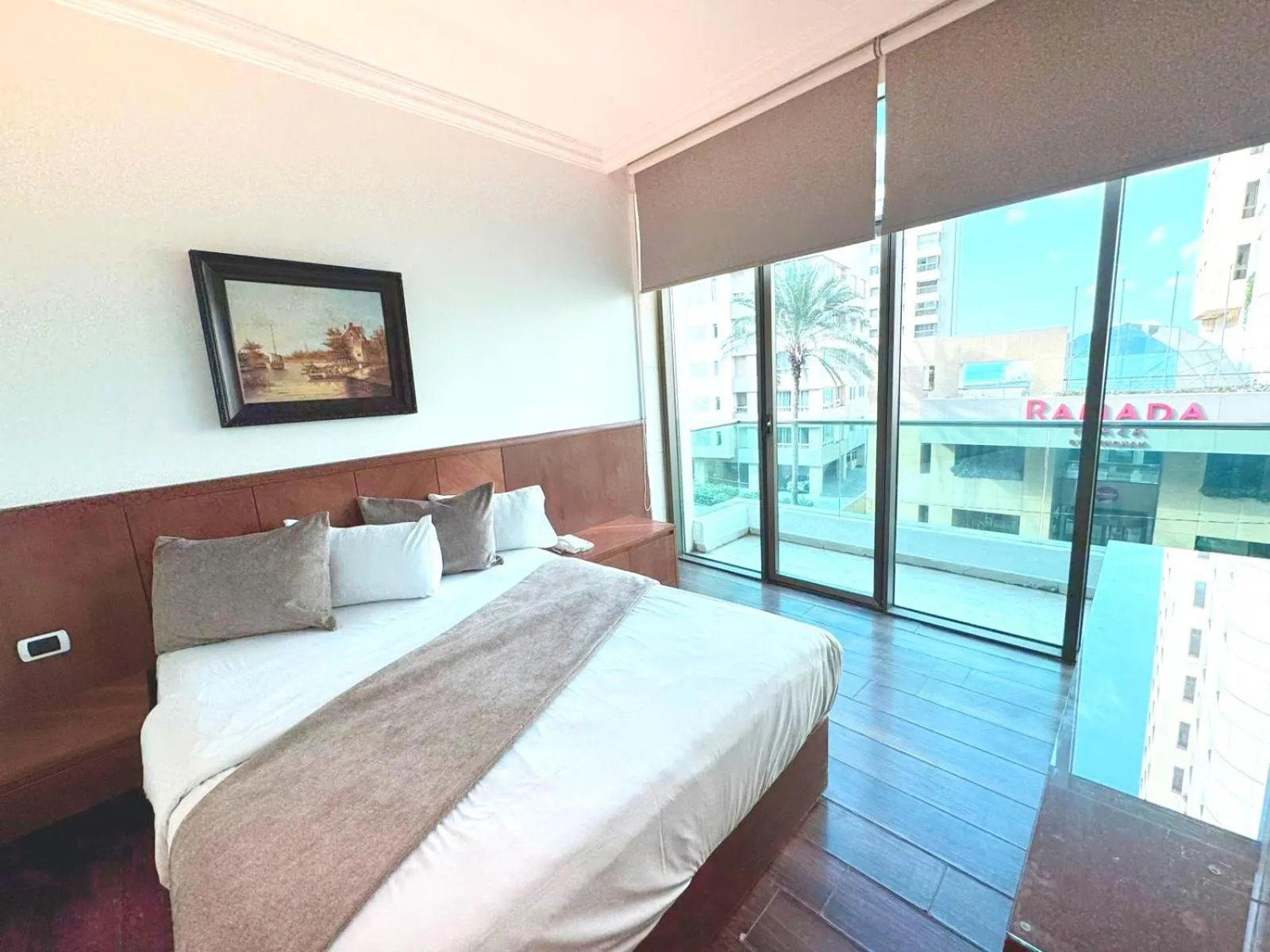 Bedroom, Bed in King Suites Hotel