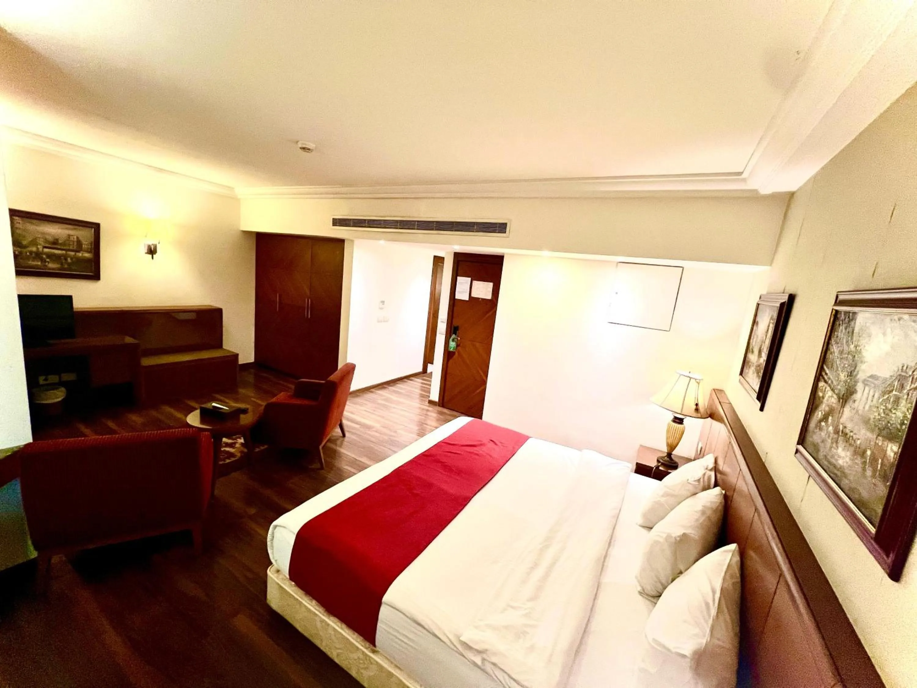 Bedroom, Bed in King Suites Hotel