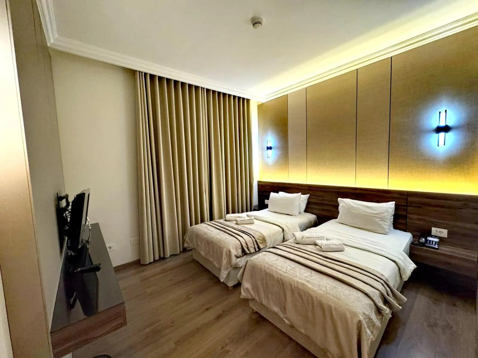 Bedroom, Bed in King Suites Hotel