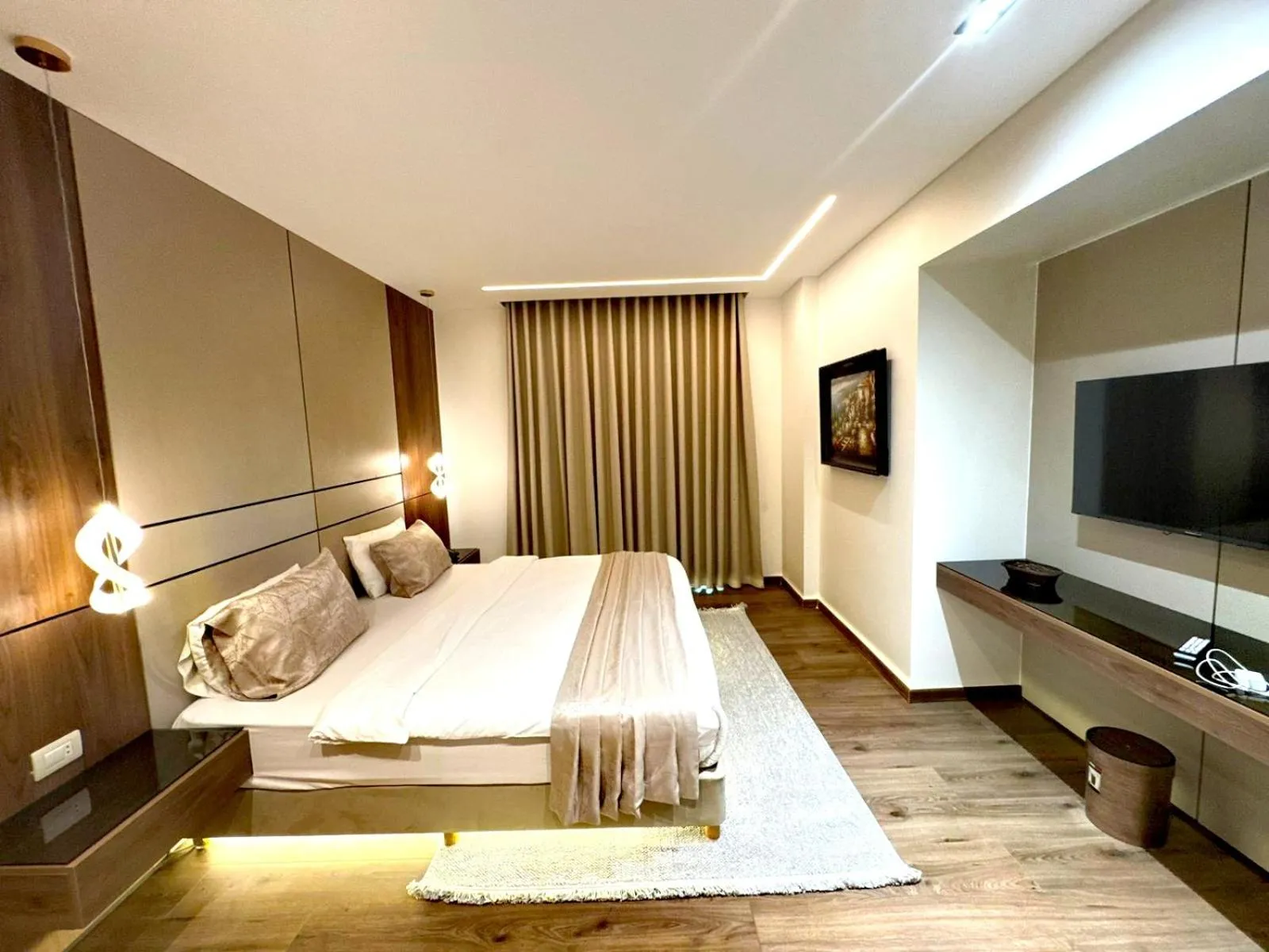 Bedroom, Bed in King Suites Hotel