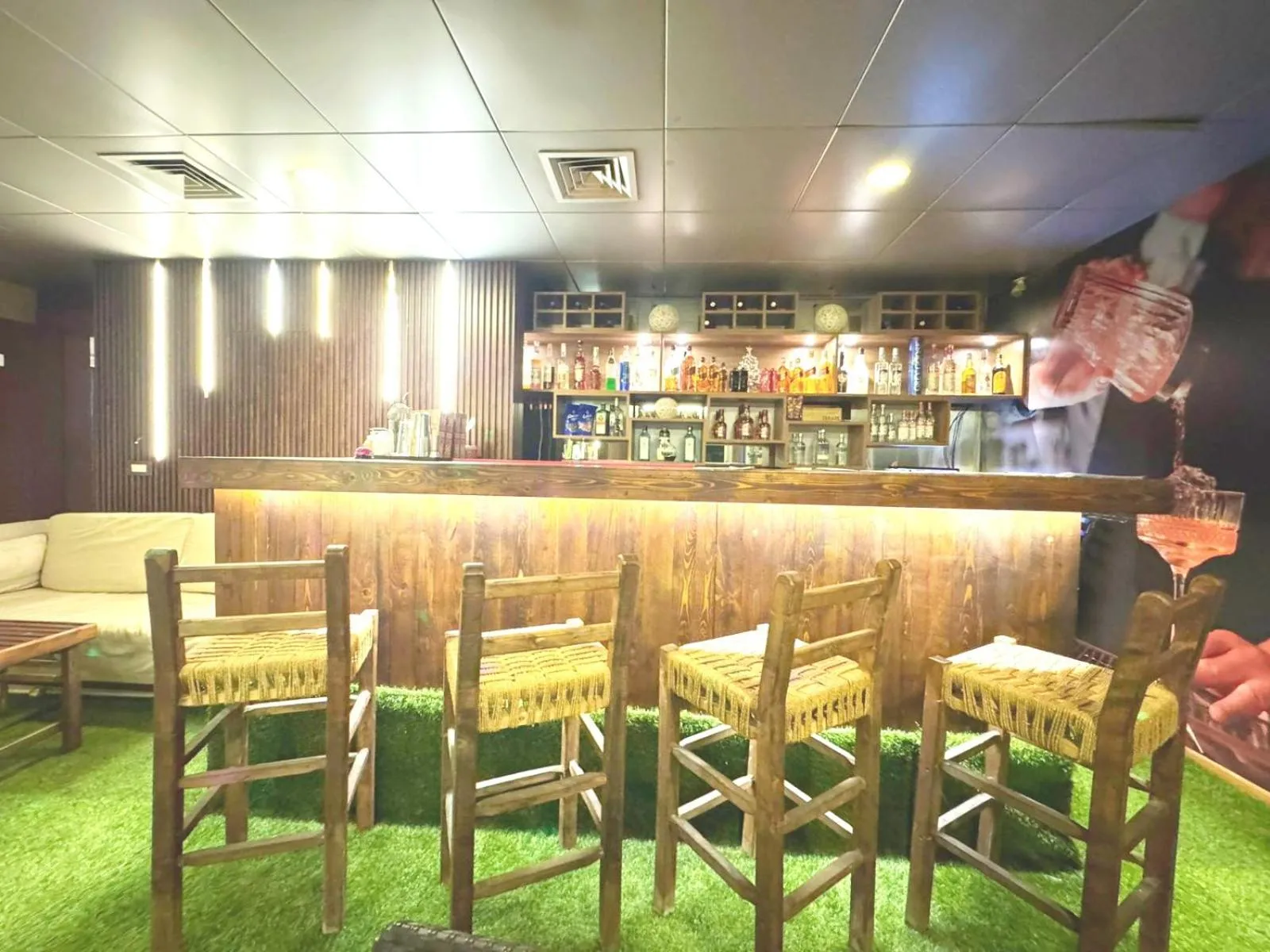 Restaurant/places to eat in King Suites Hotel