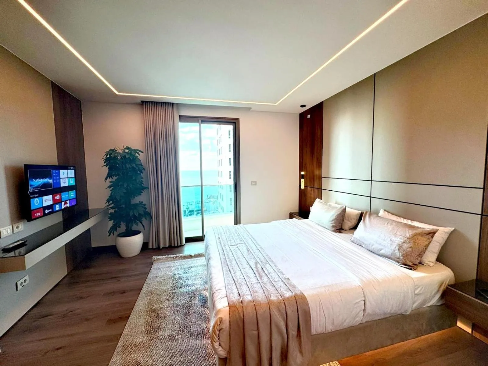 Bedroom, Bed in King Suites Hotel