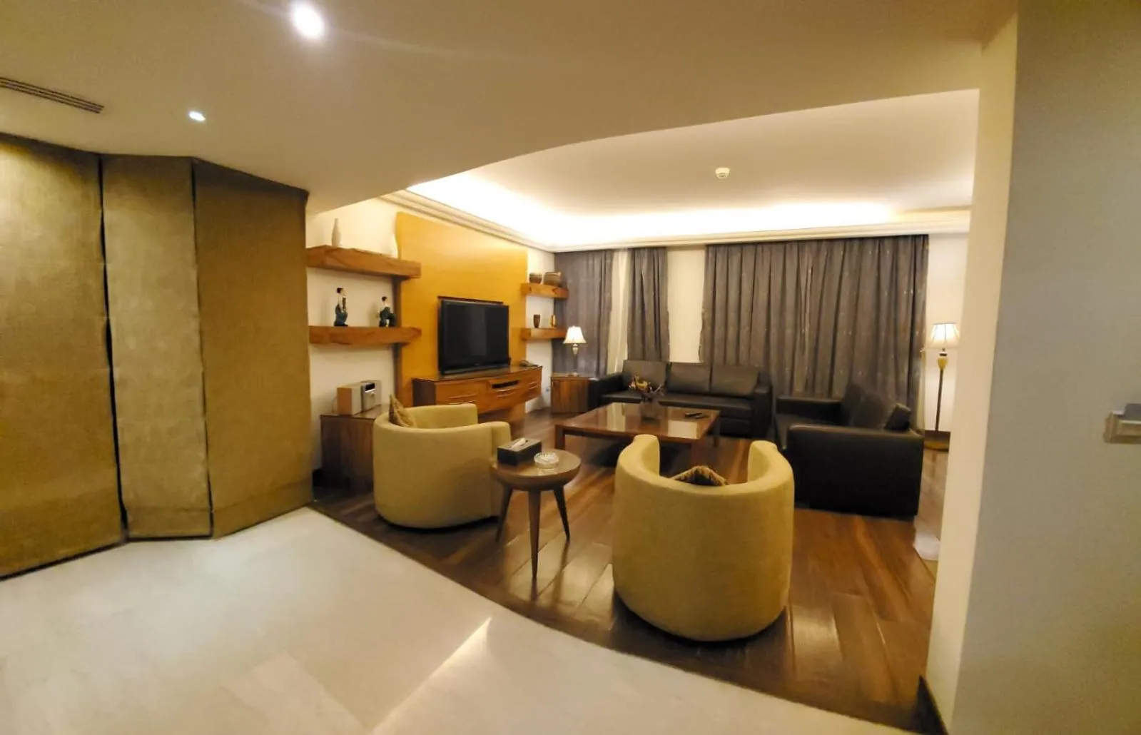 Seating area in King Suites Hotel