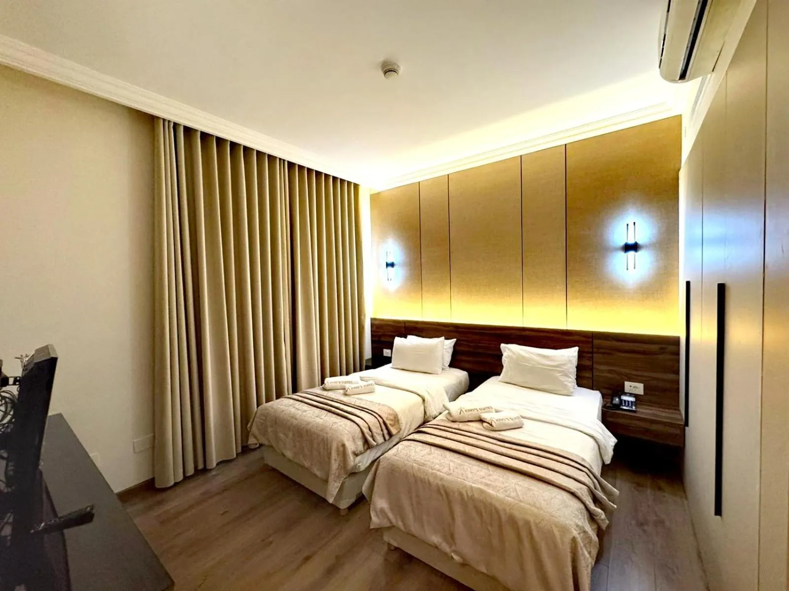 Bedroom, Bed in King Suites Hotel