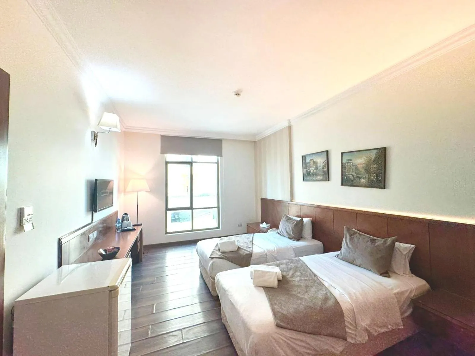 Bedroom, Bed in King Suites Hotel