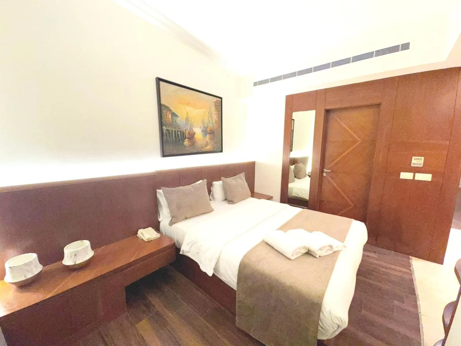 Bedroom, Bed in King Suites Hotel