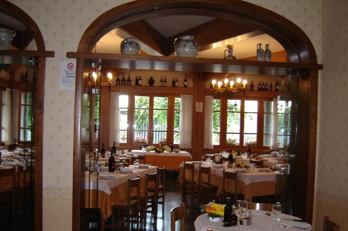 Restaurant/places to eat in Hotel La Rosa