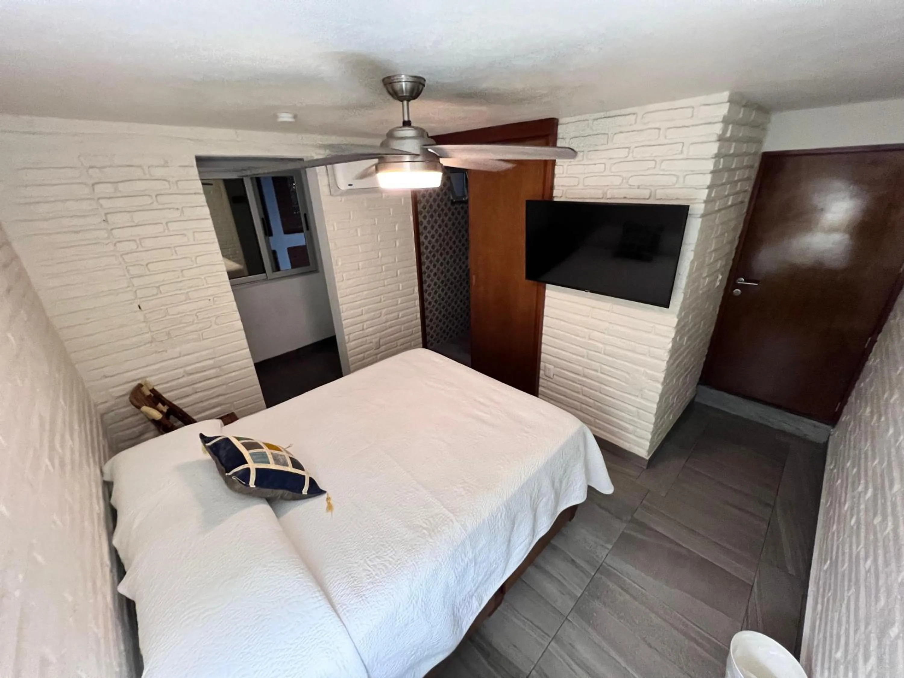 Shower, Bed in Hosteleria Casa Margarita