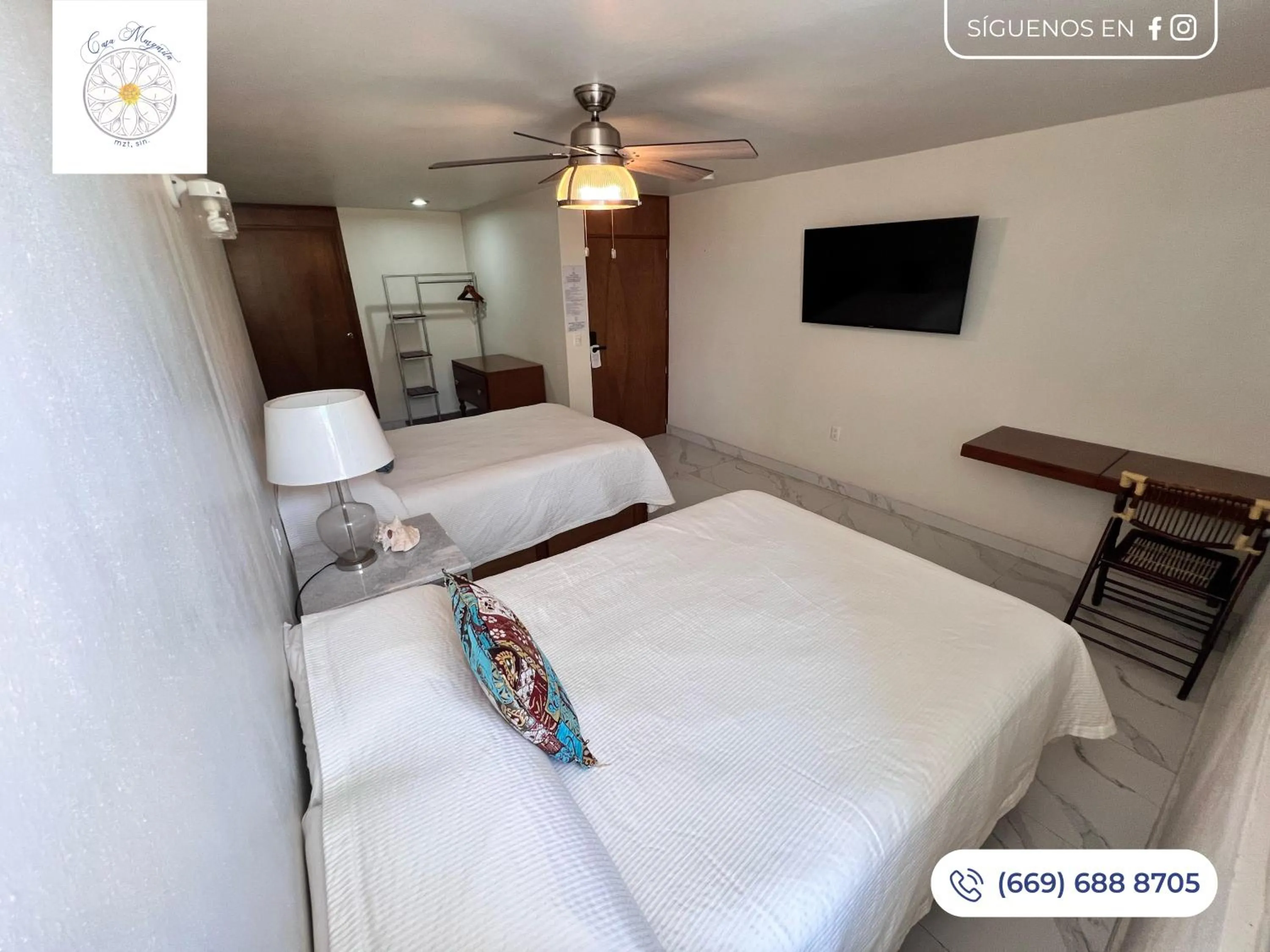 Shower, Bed in Hosteleria Casa Margarita