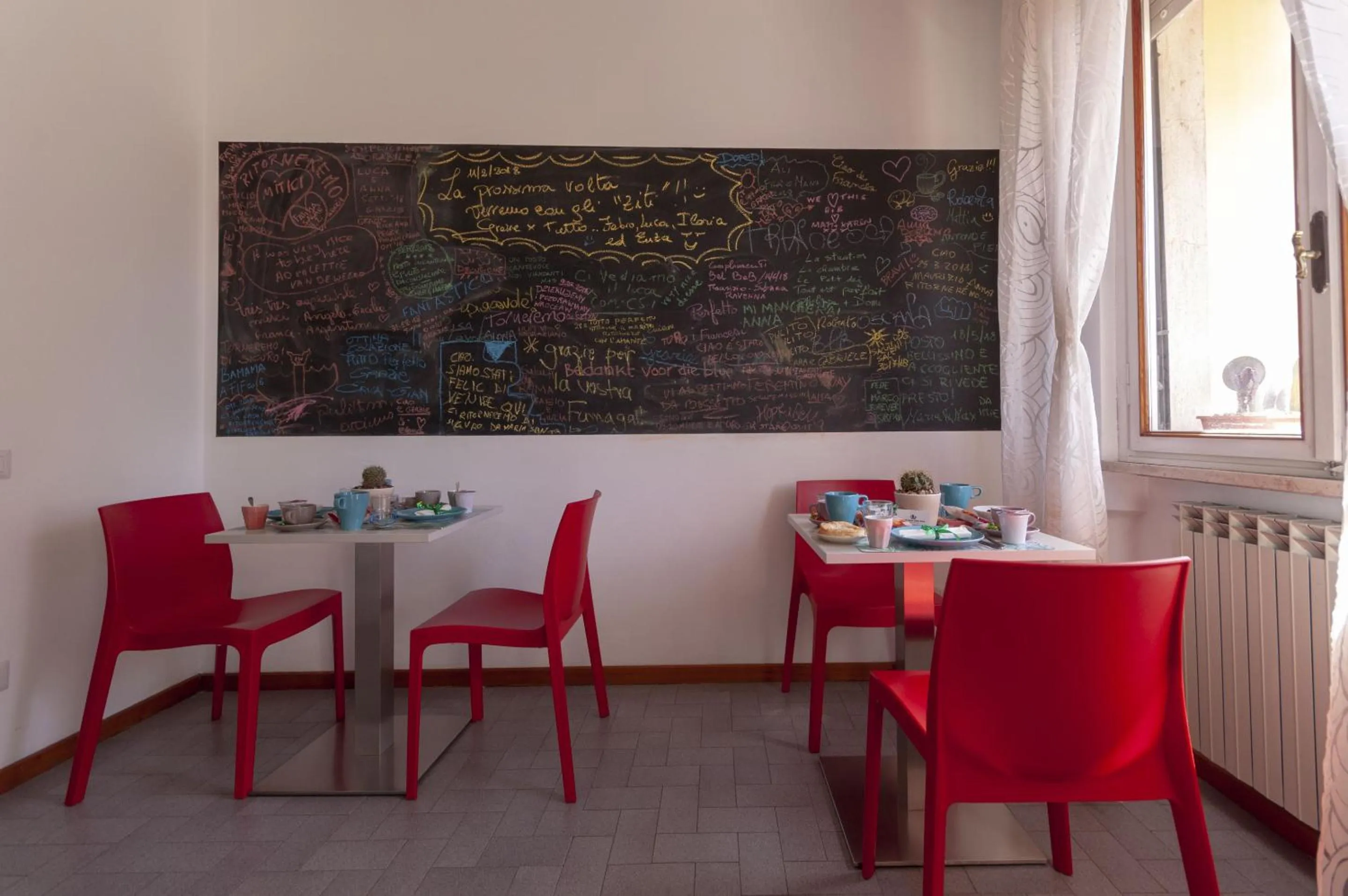 Dining area in B&B Cento Passi Dalle Mura