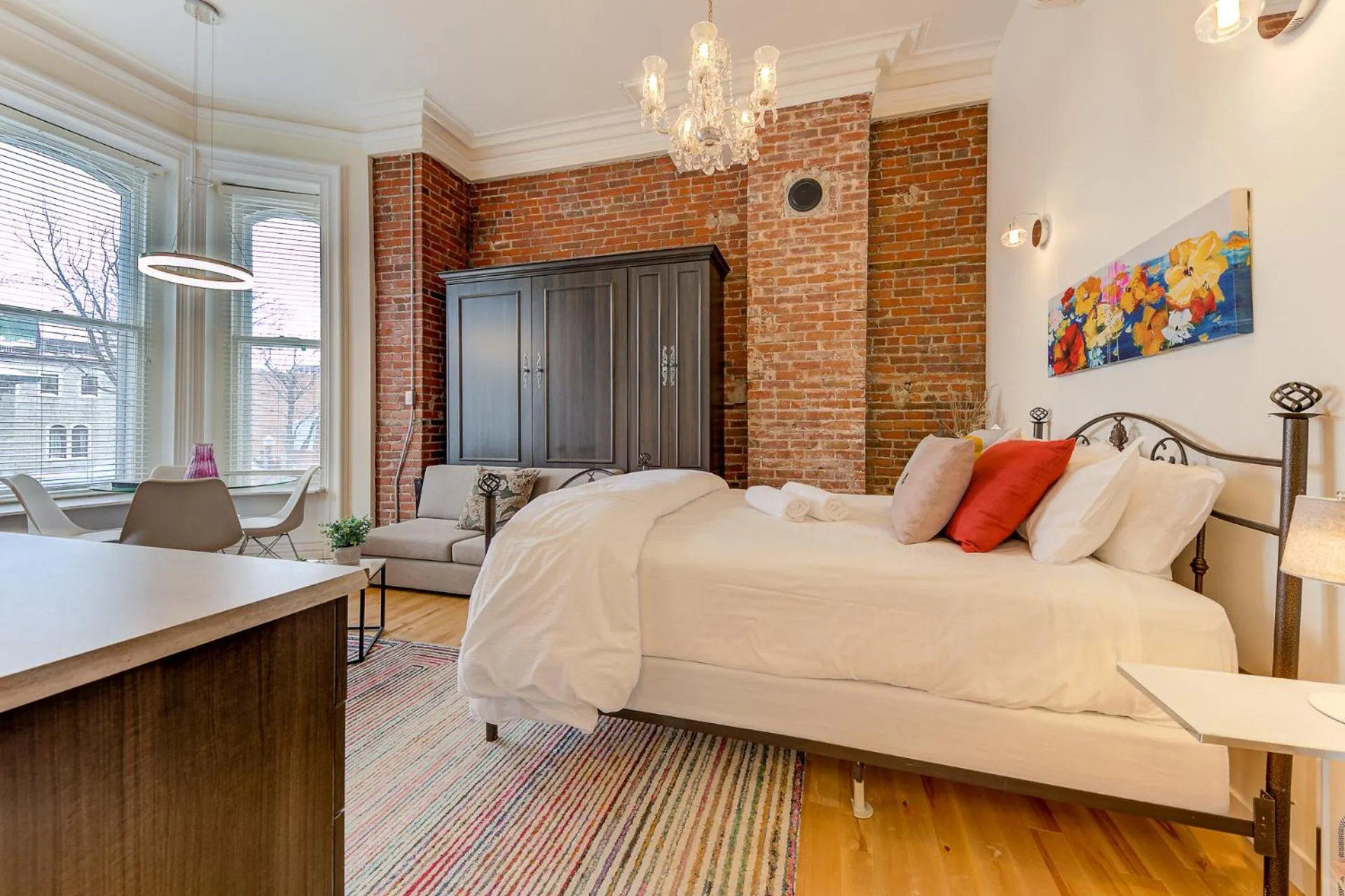 Photo of the whole room, Bed in Le 555 Grande allée