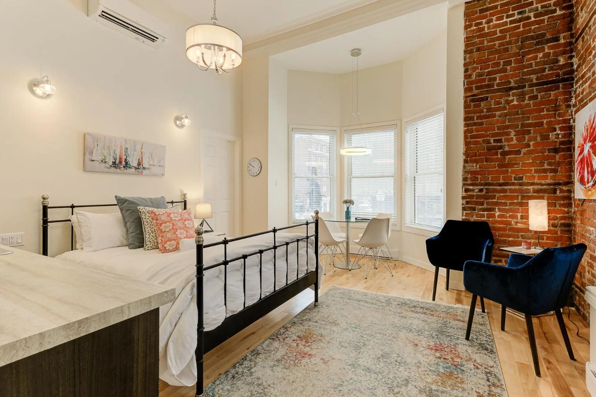 Photo of the whole room, Bed in Le 555 Grande allée