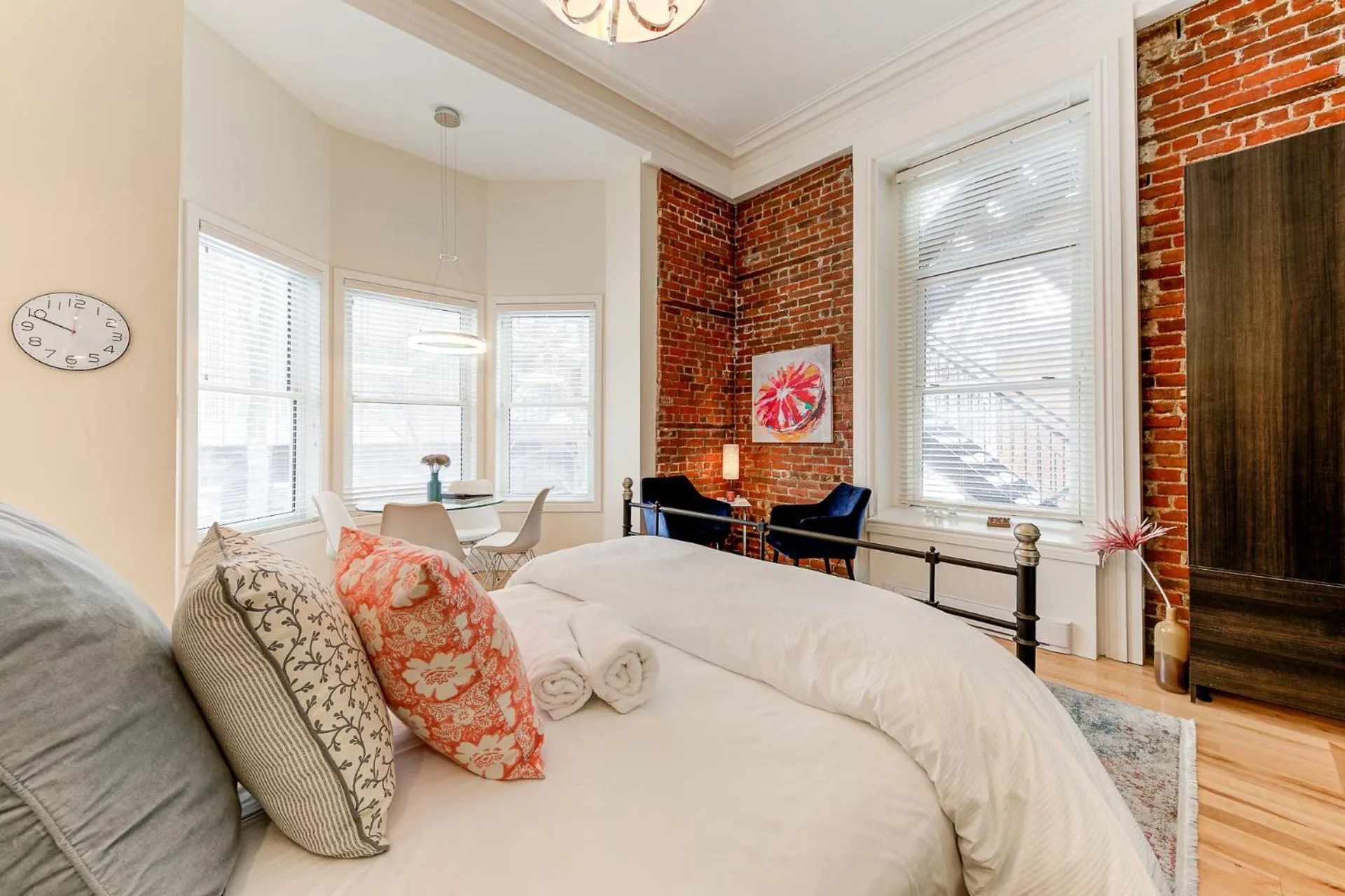 Photo of the whole room in Le 555 Grande allée