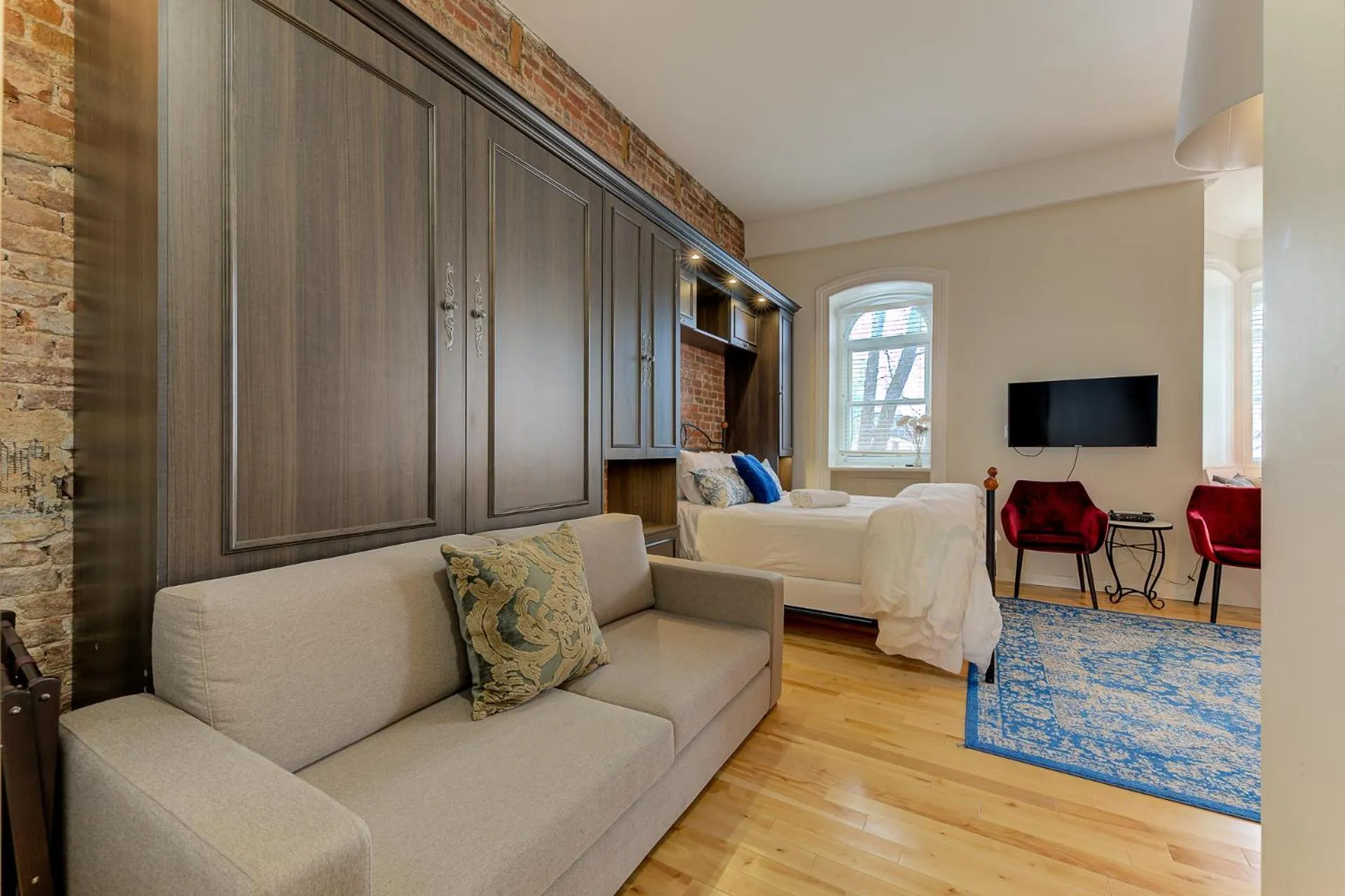 Photo of the whole room, Bed in Le 555 Grande allée