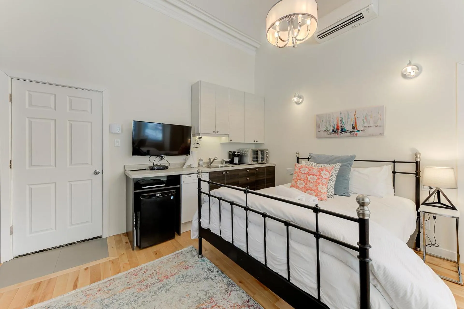 Kitchen or kitchenette, Bed in Le 555 Grande allée