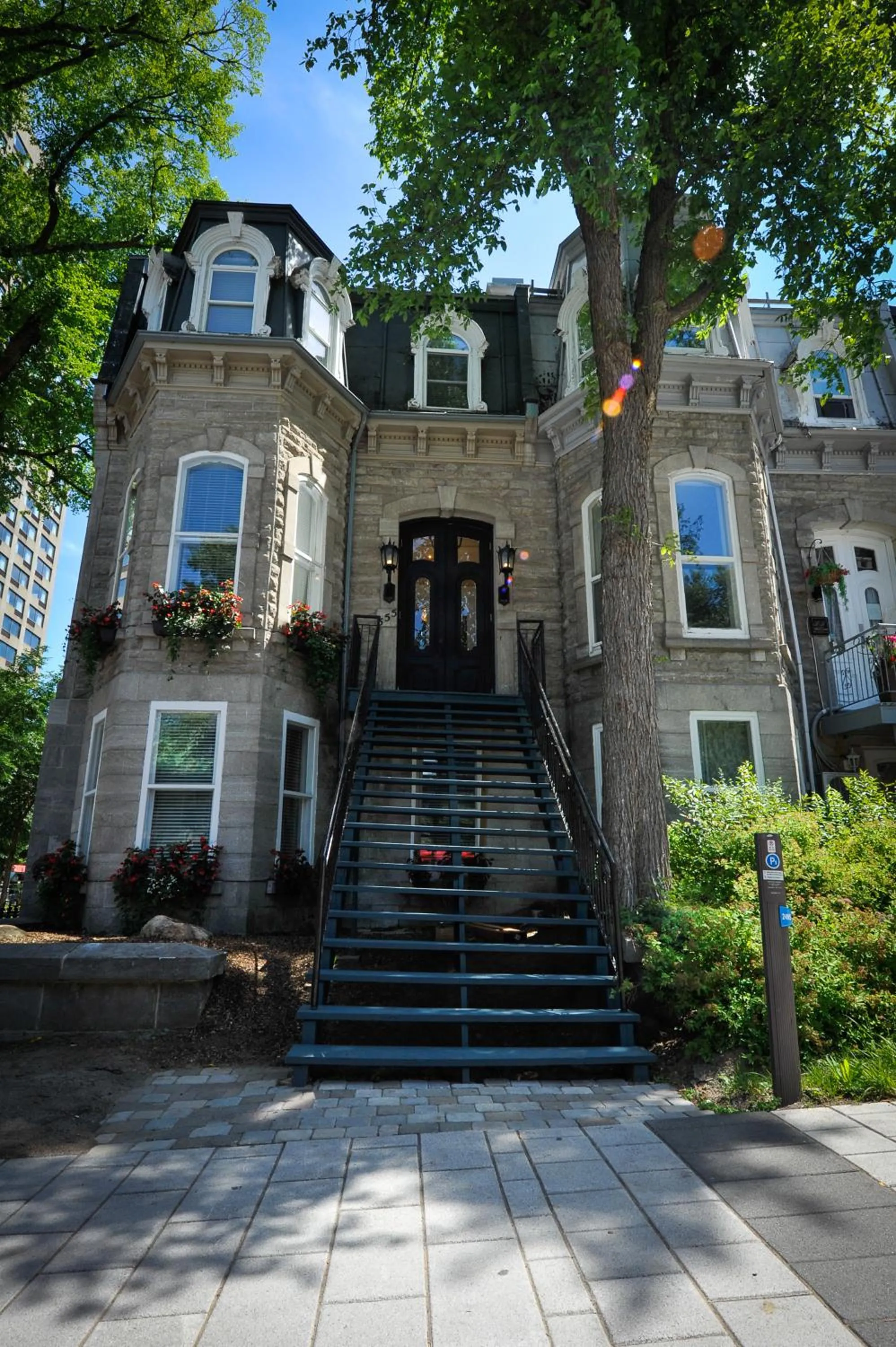 Property building in Le 555 Grande allée