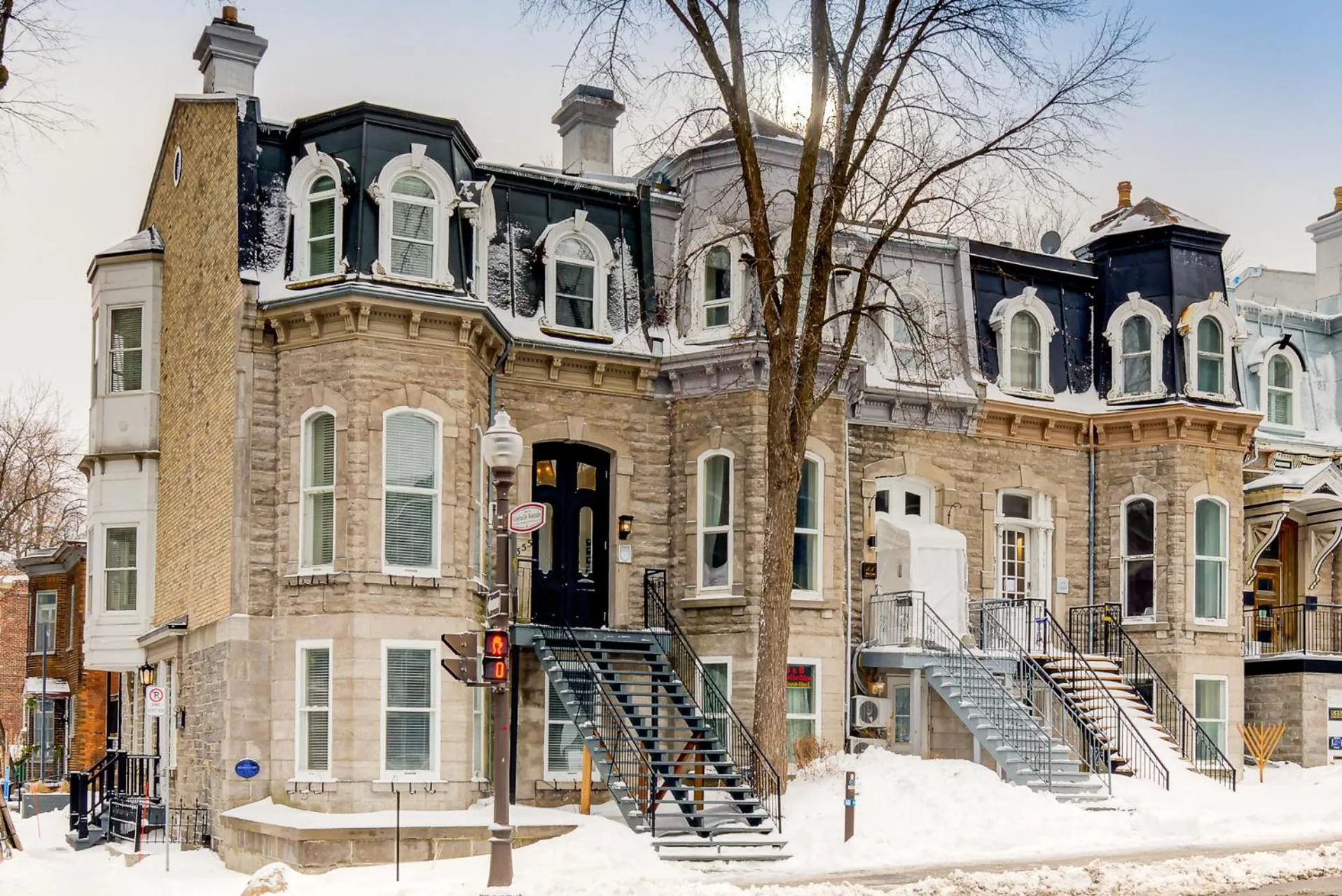 Property building in Le 555 Grande allée