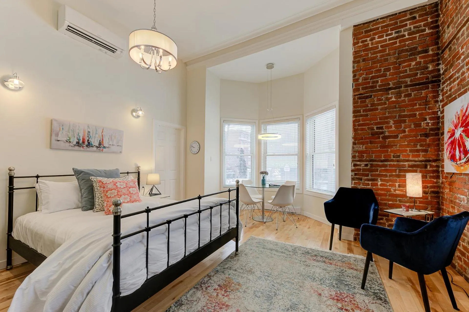 Photo of the whole room, Bed in Le 555 Grande allée