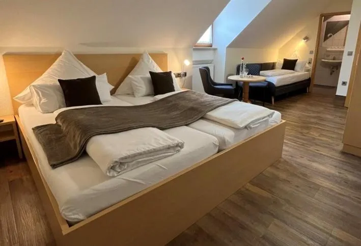 Bedroom, Bed in Hotel Gasthof am Schloß