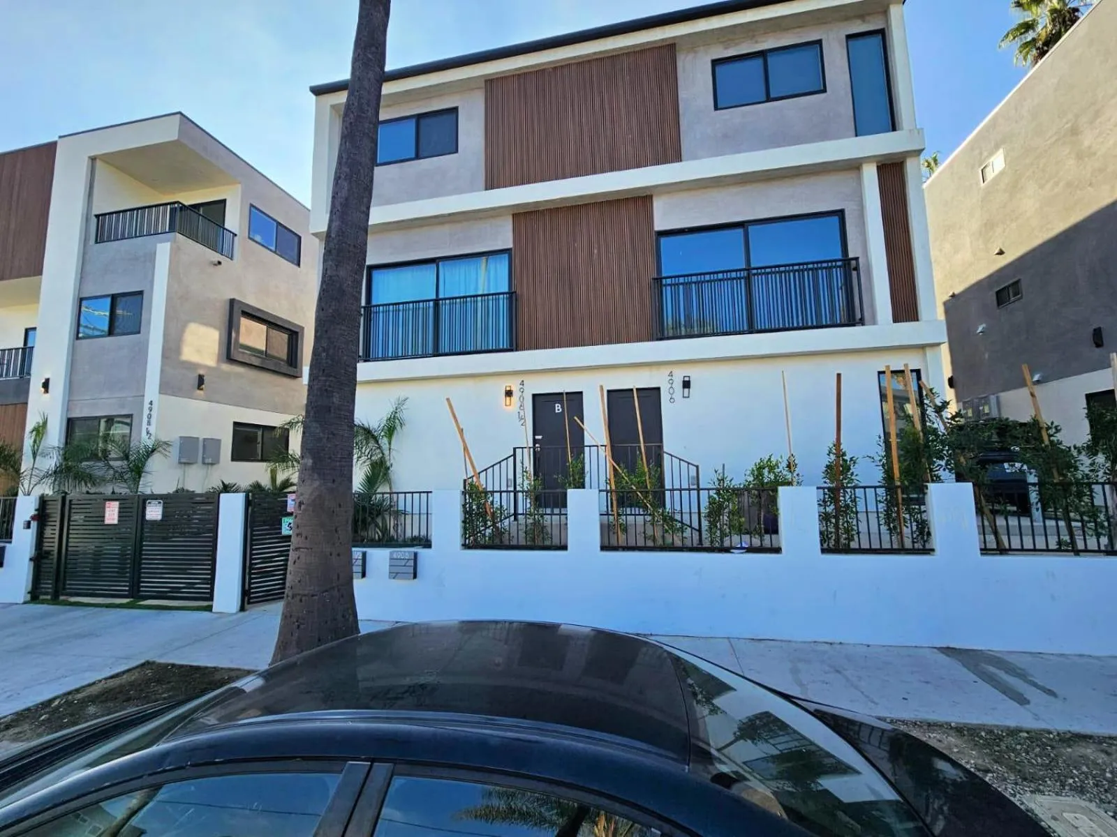 Property building in Hollywood Homes minutes to everything SPACIOUS AND FREE PARKING