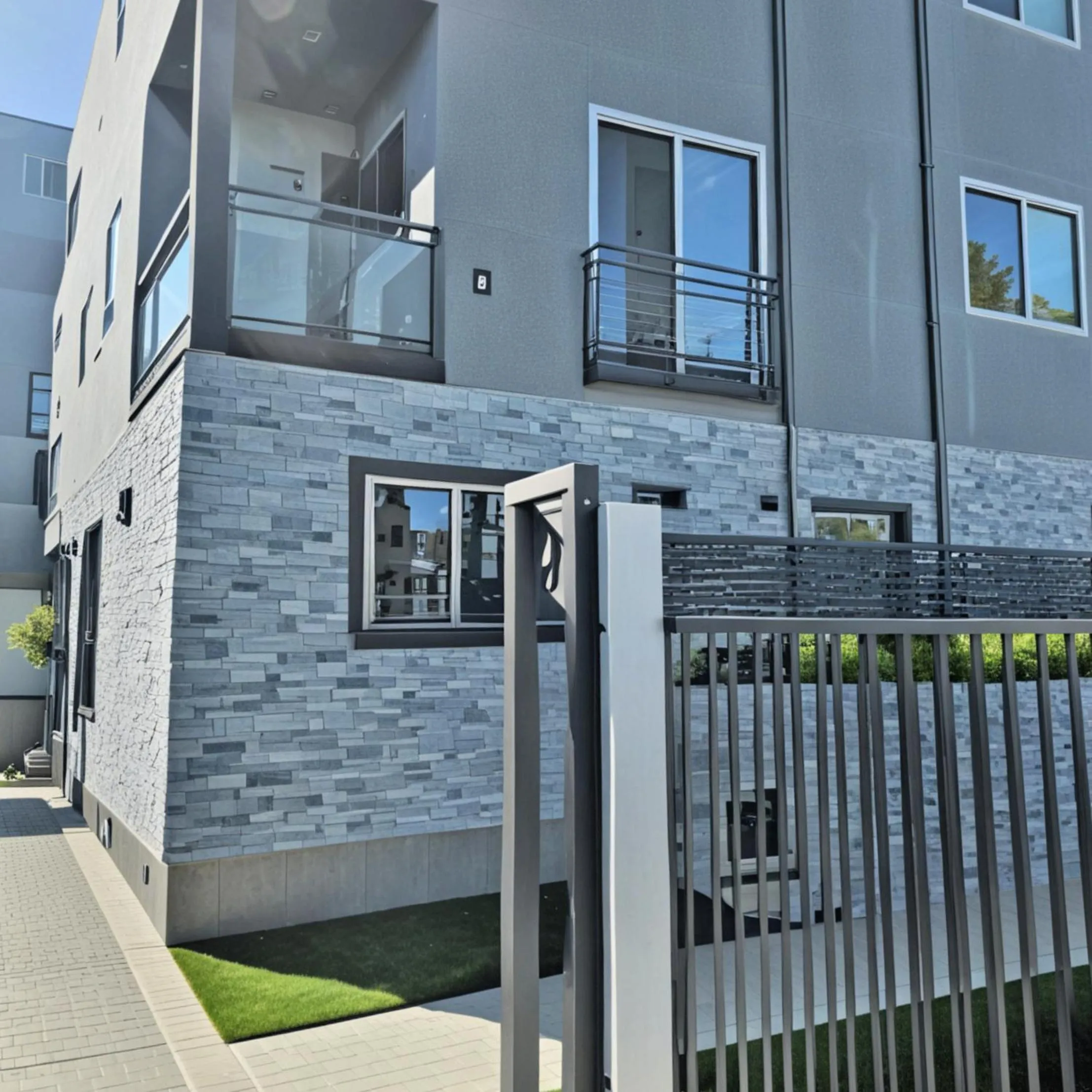 Property building in Hollywood Homes minutes to everything SPACIOUS AND FREE PARKING