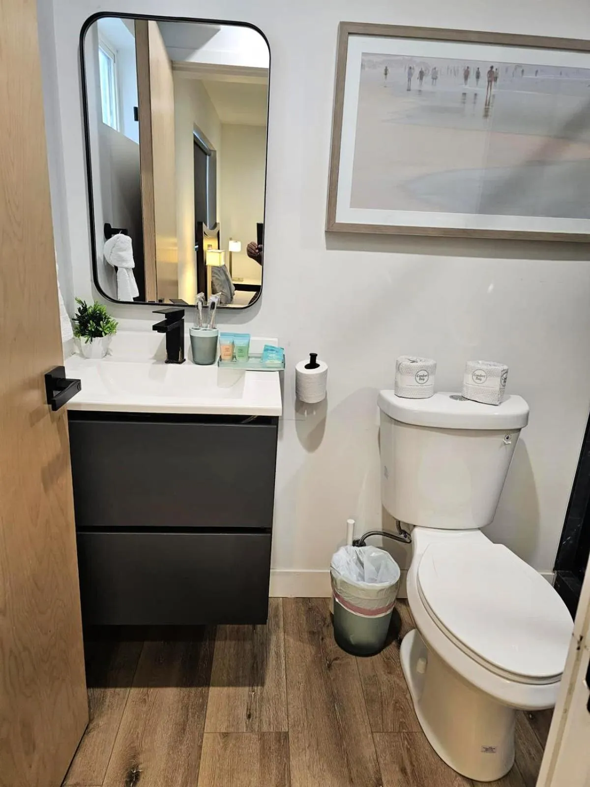 Toilet in Hollywood Homes minutes to everything SPACIOUS AND FREE PARKING