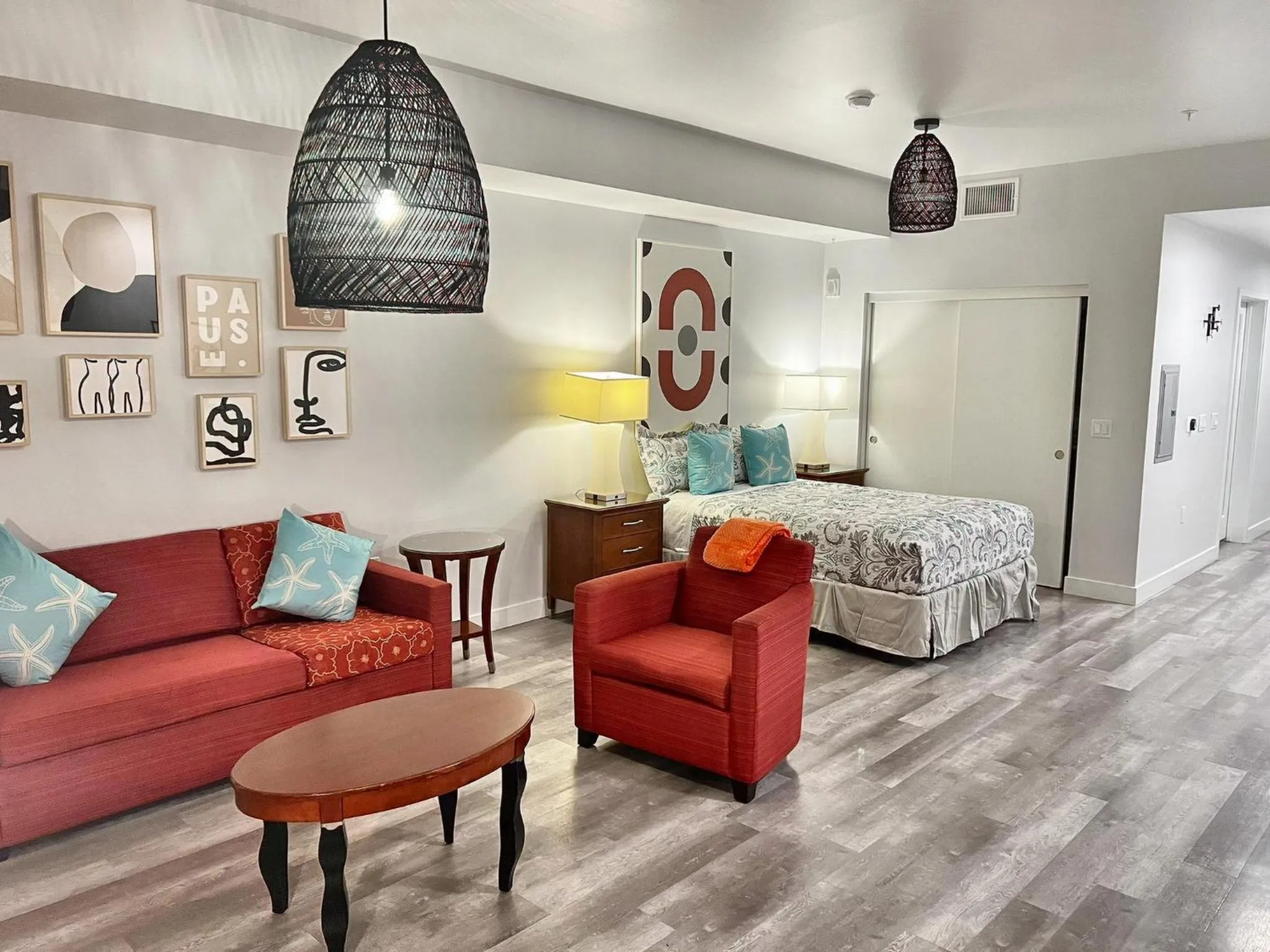 Bed in Hollywood Homes minutes to everything SPACIOUS AND FREE PARKING