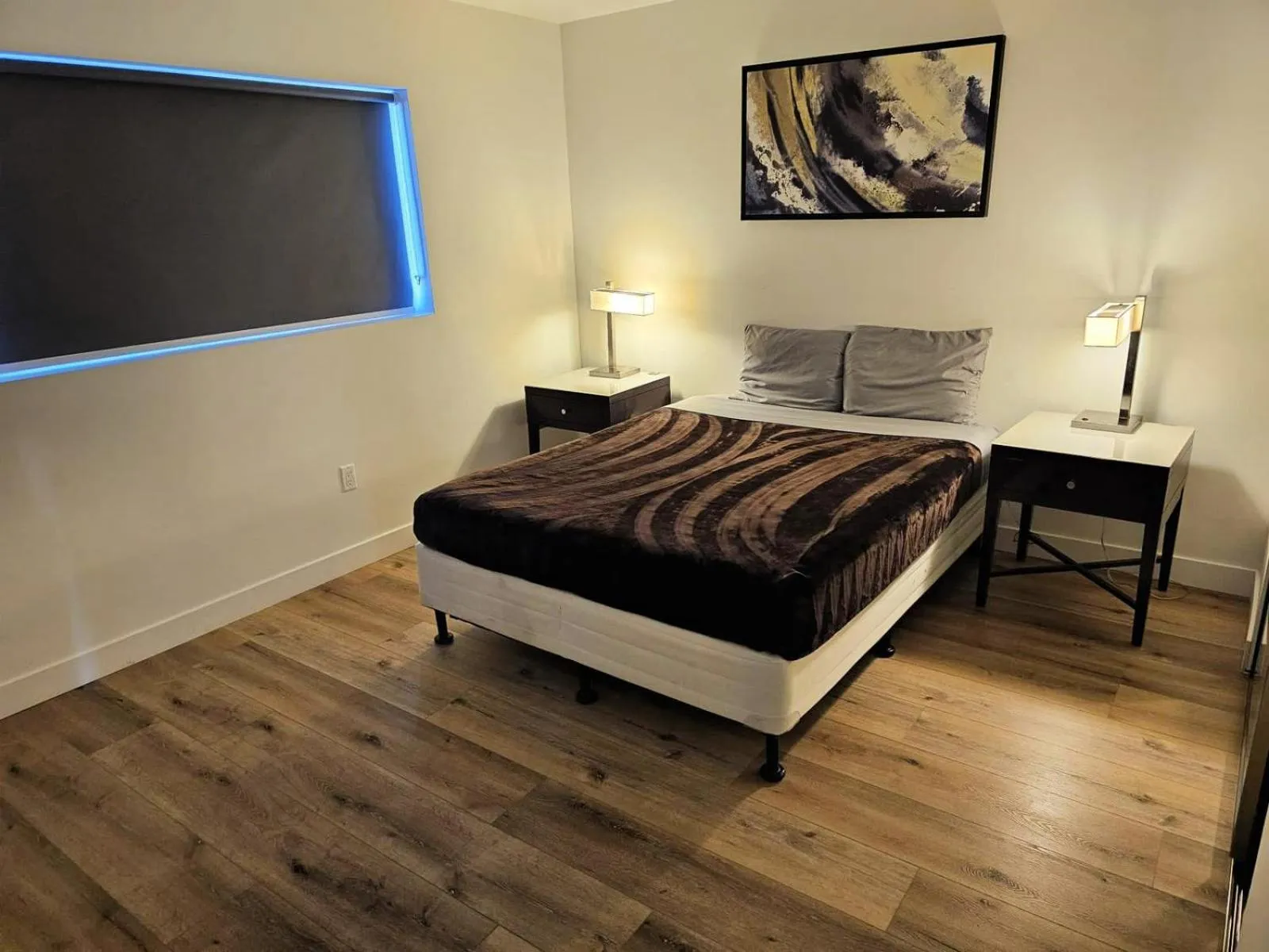 Bed in Hollywood Homes minutes to everything SPACIOUS AND FREE PARKING