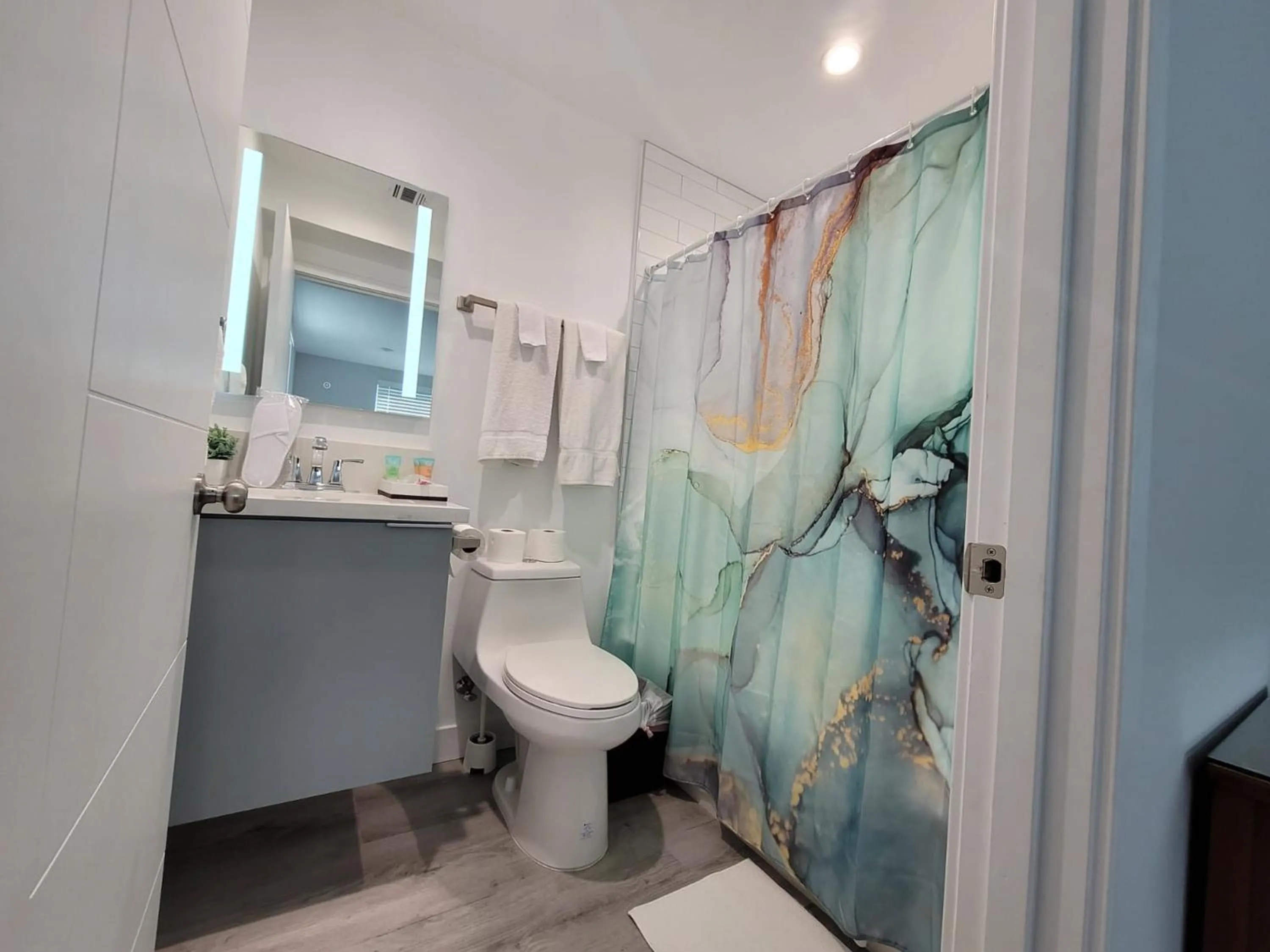 Shower in Hollywood Homes minutes to everything SPACIOUS AND FREE PARKING