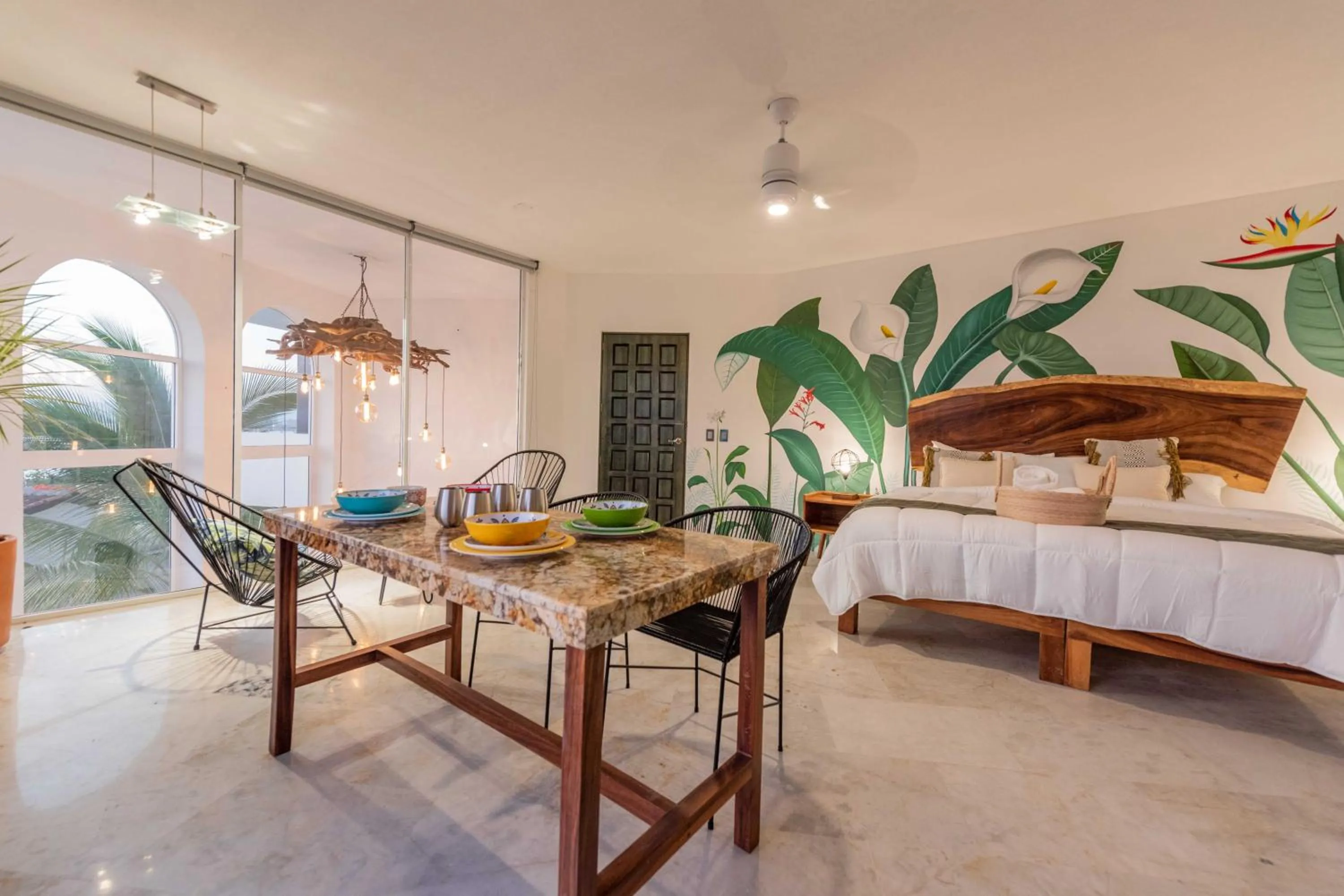 Dinner, Bed in La Casa Blanca