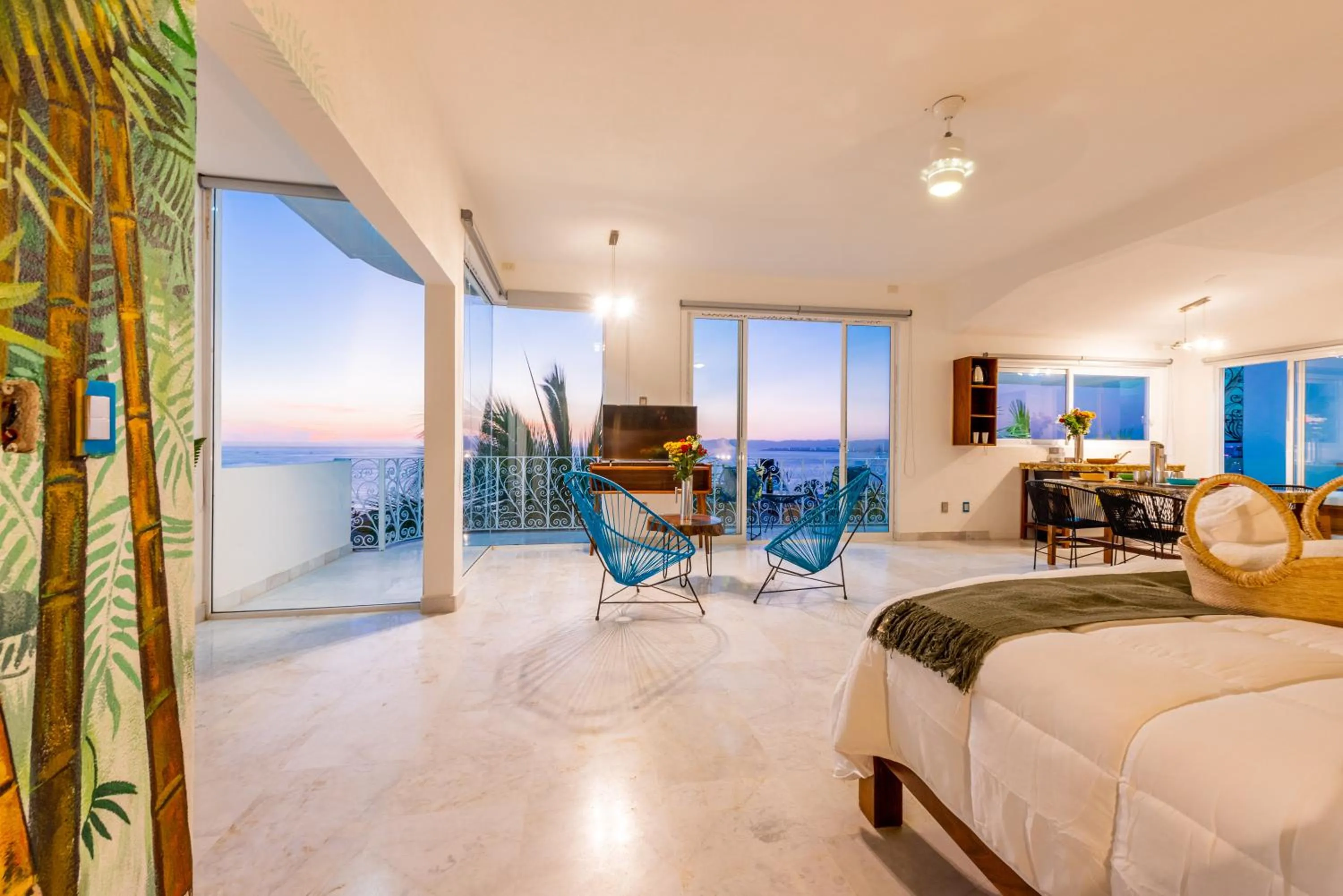 Sunset, Bed in La Casa Blanca