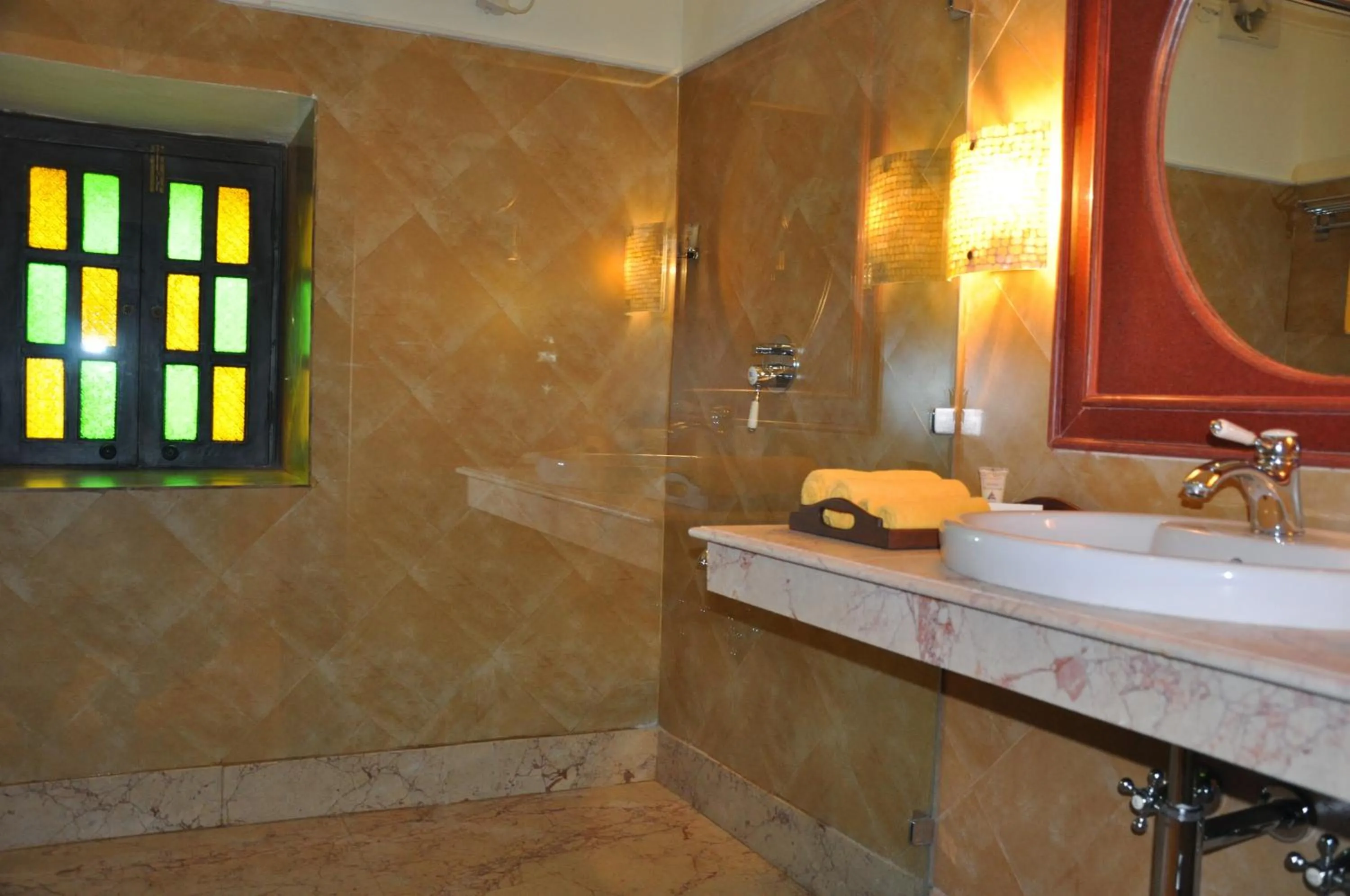 Bathroom in Amritara Chandra Mahal Haveli, Bharatpur