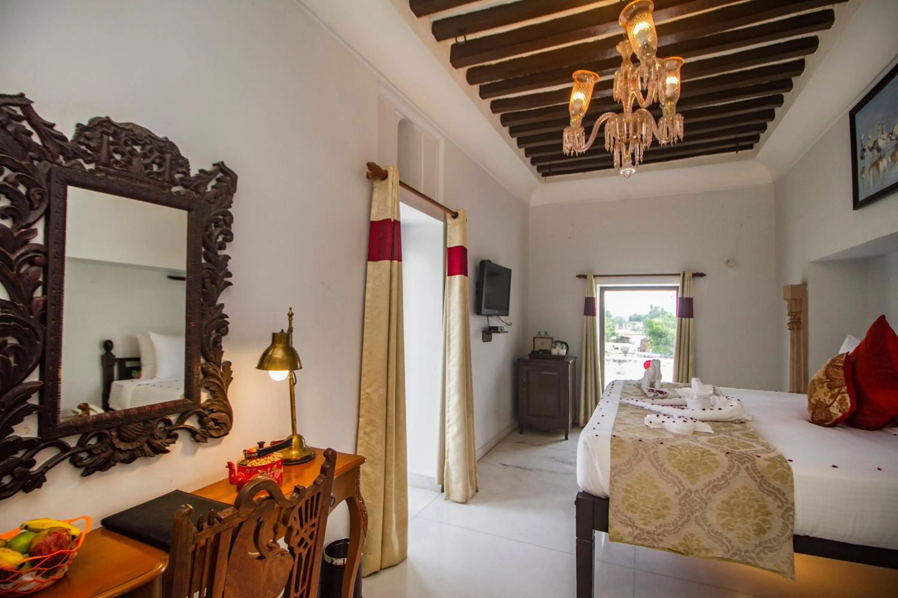Bedroom, Bed in Amritara Chandra Mahal Haveli, Bharatpur